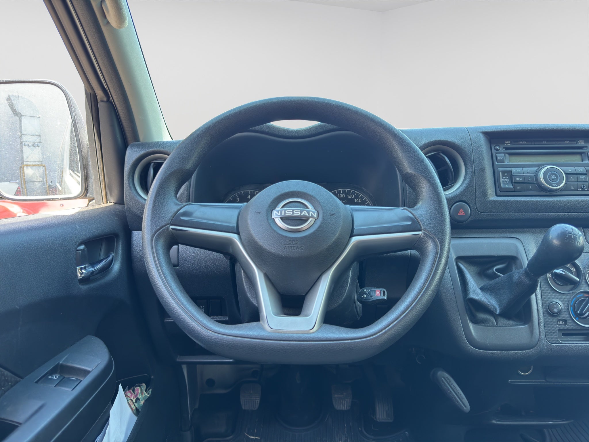 2022 Nissan URVAN 4 PTS AMPLIA TM5 AAC DESEM TRAS 15 PAS