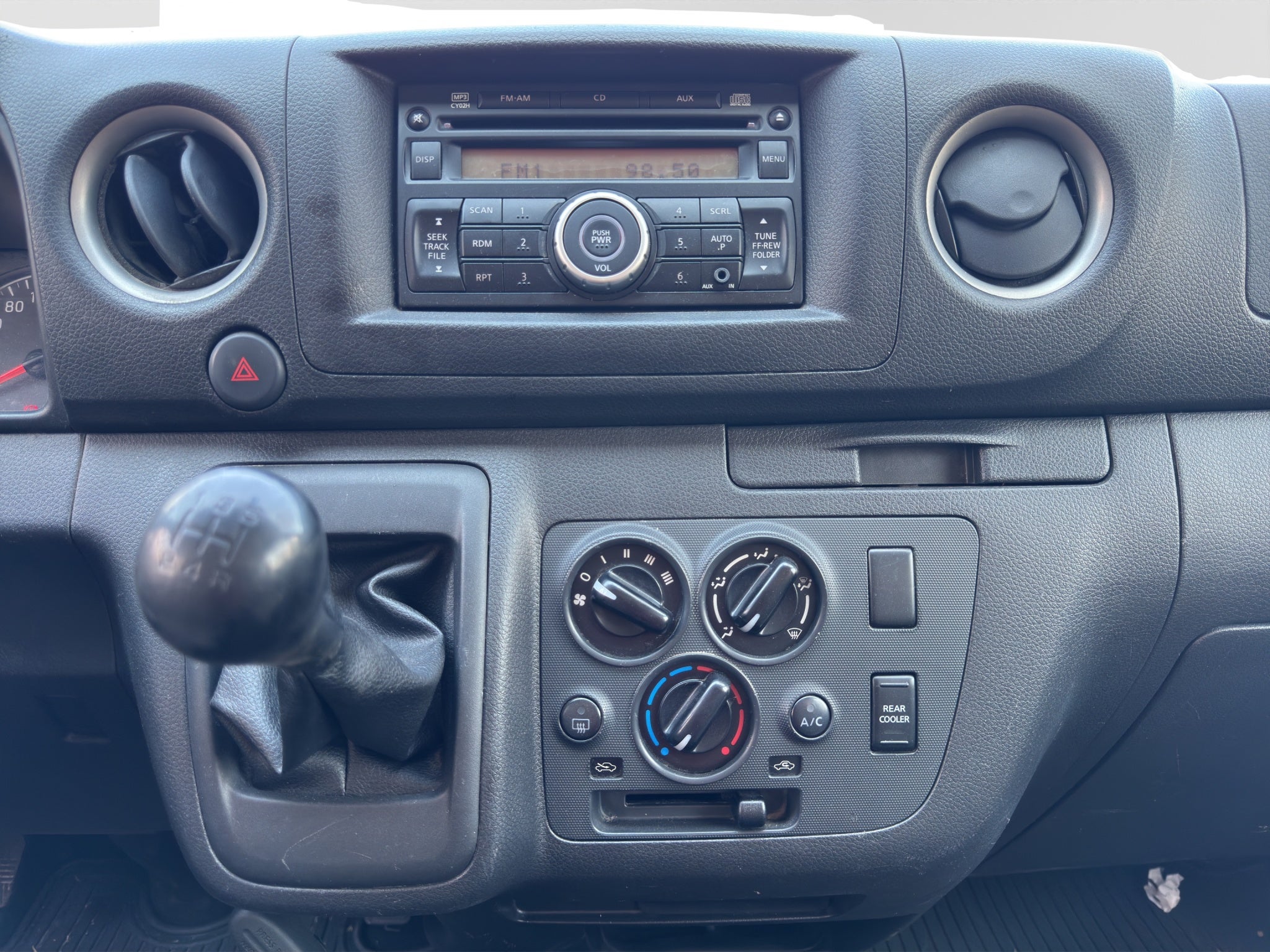 2022 Nissan URVAN 4 PTS AMPLIA TM5 AAC DESEM TRAS 15 PAS