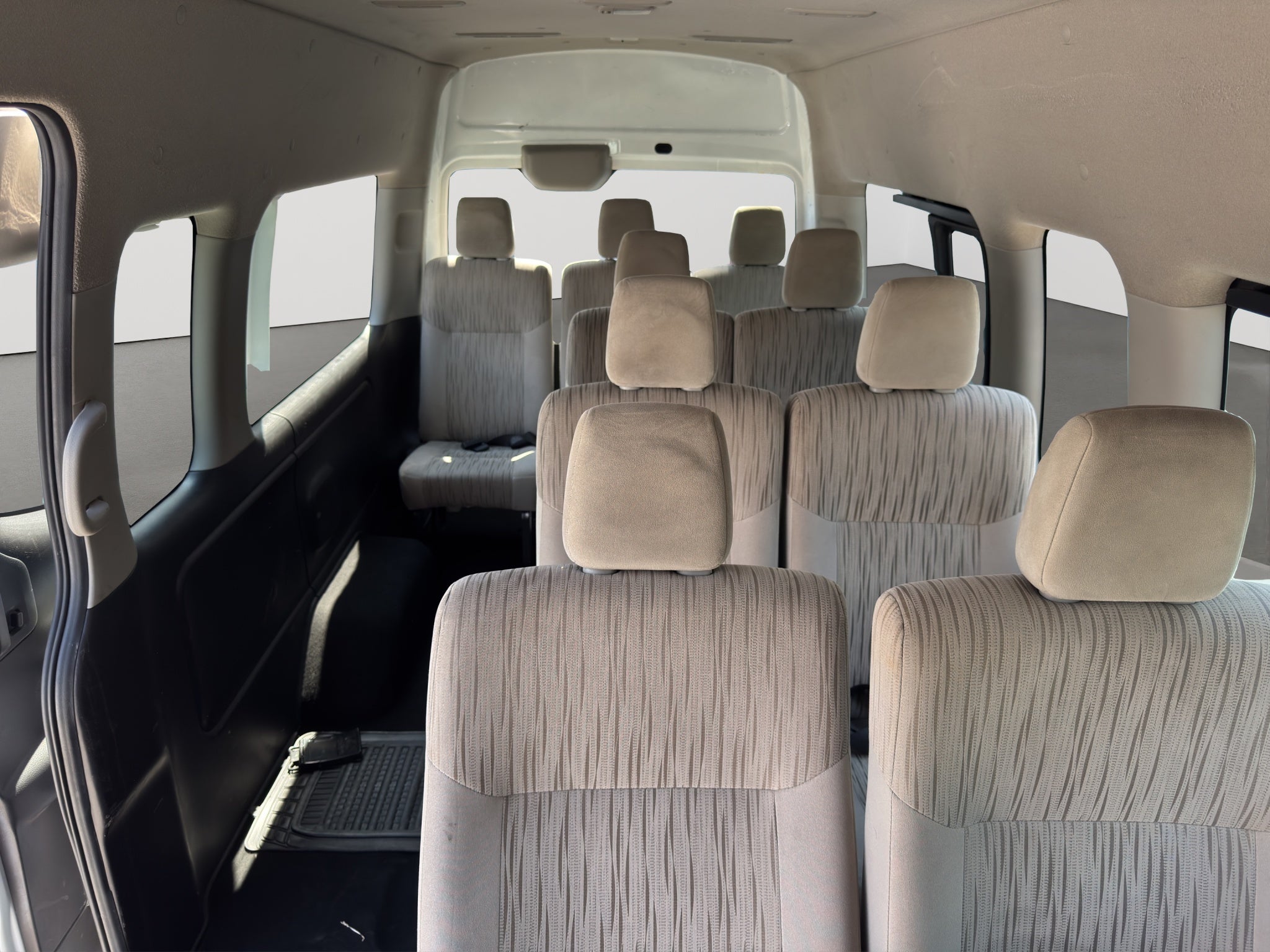 2022 Nissan URVAN 4 PTS AMPLIA TM5 AAC DESEM TRAS 15 PAS