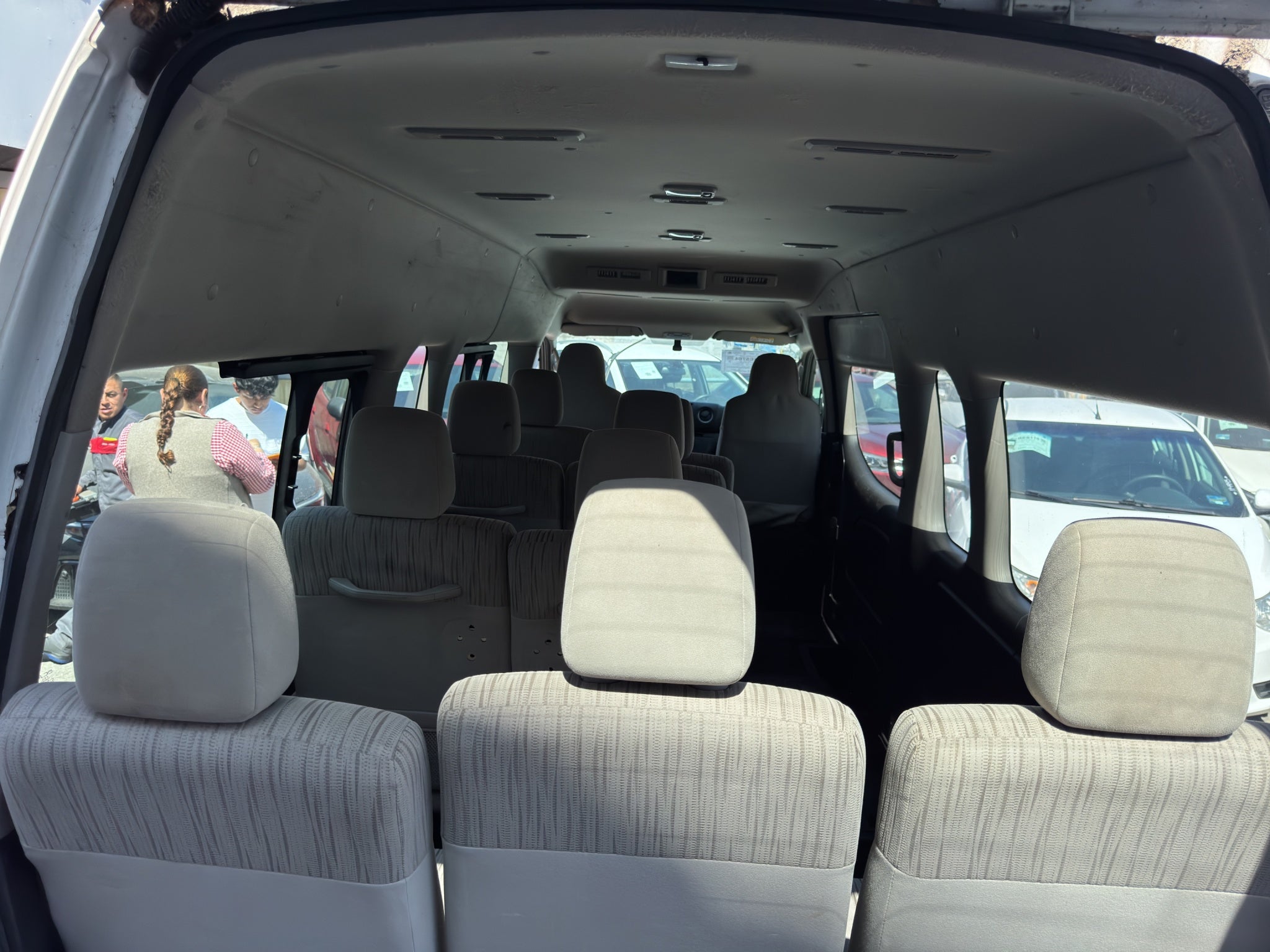 2022 Nissan URVAN 4 PTS AMPLIA TM5 AAC DESEM TRAS 15 PAS