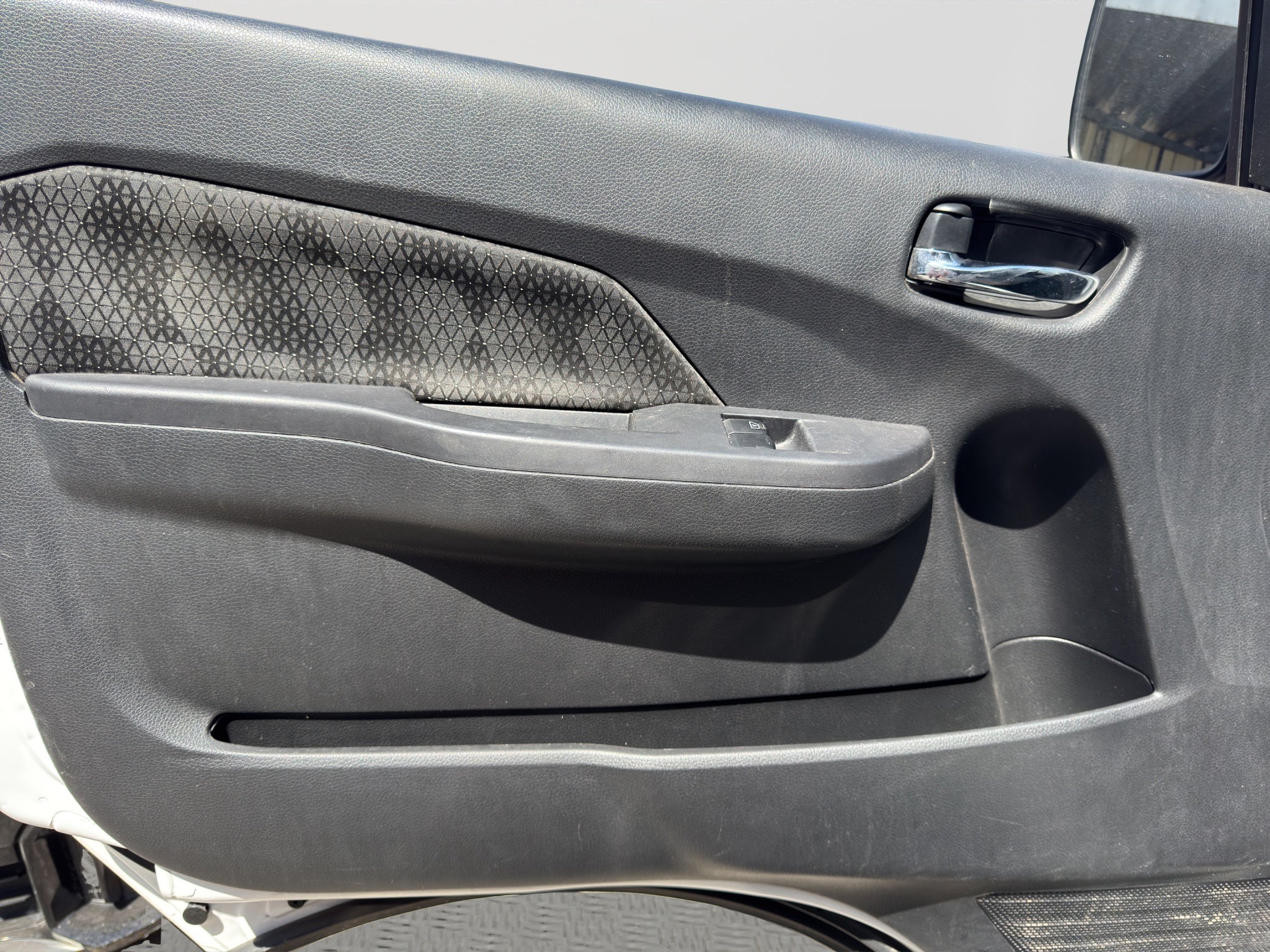 2022 Nissan URVAN 4 PTS AMPLIA TM5 AAC DESEM TRAS 15 PAS