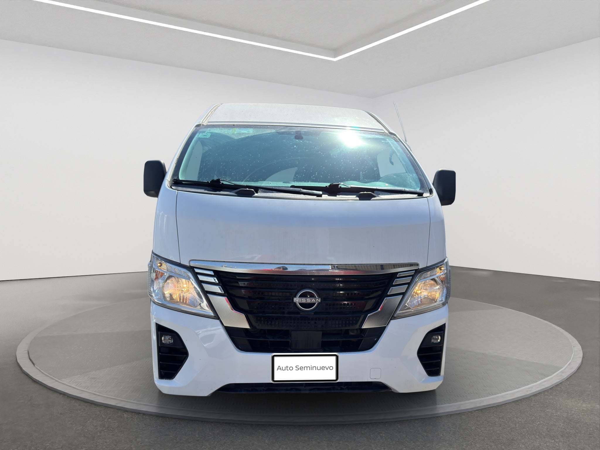 2022 Nissan URVAN 4 PTS AMPLIA TM5 AAC DESEM TRAS 15 PAS