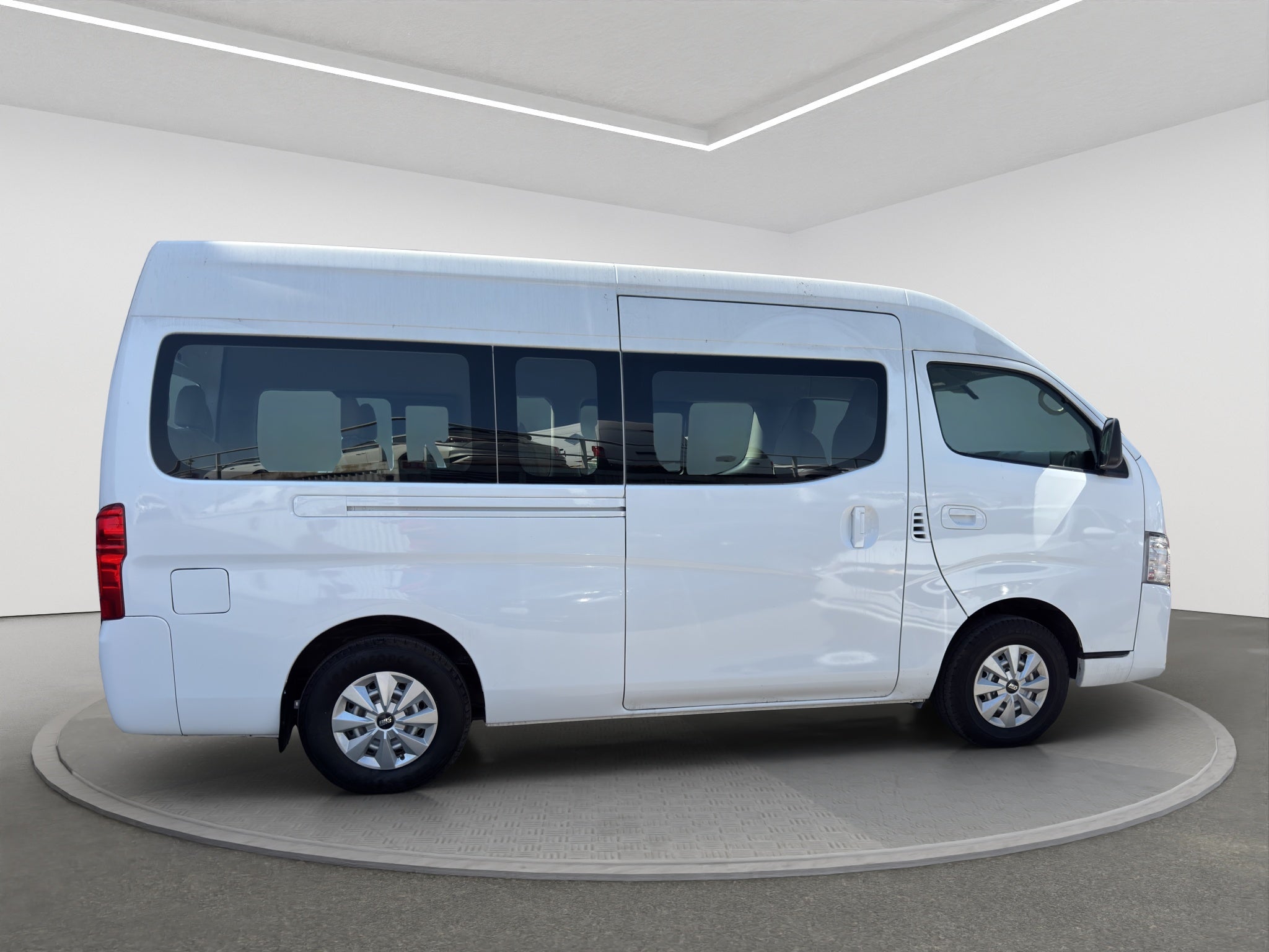 2022 Nissan URVAN 4 PTS AMPLIA TM5 AAC DESEM TRAS 15 PAS