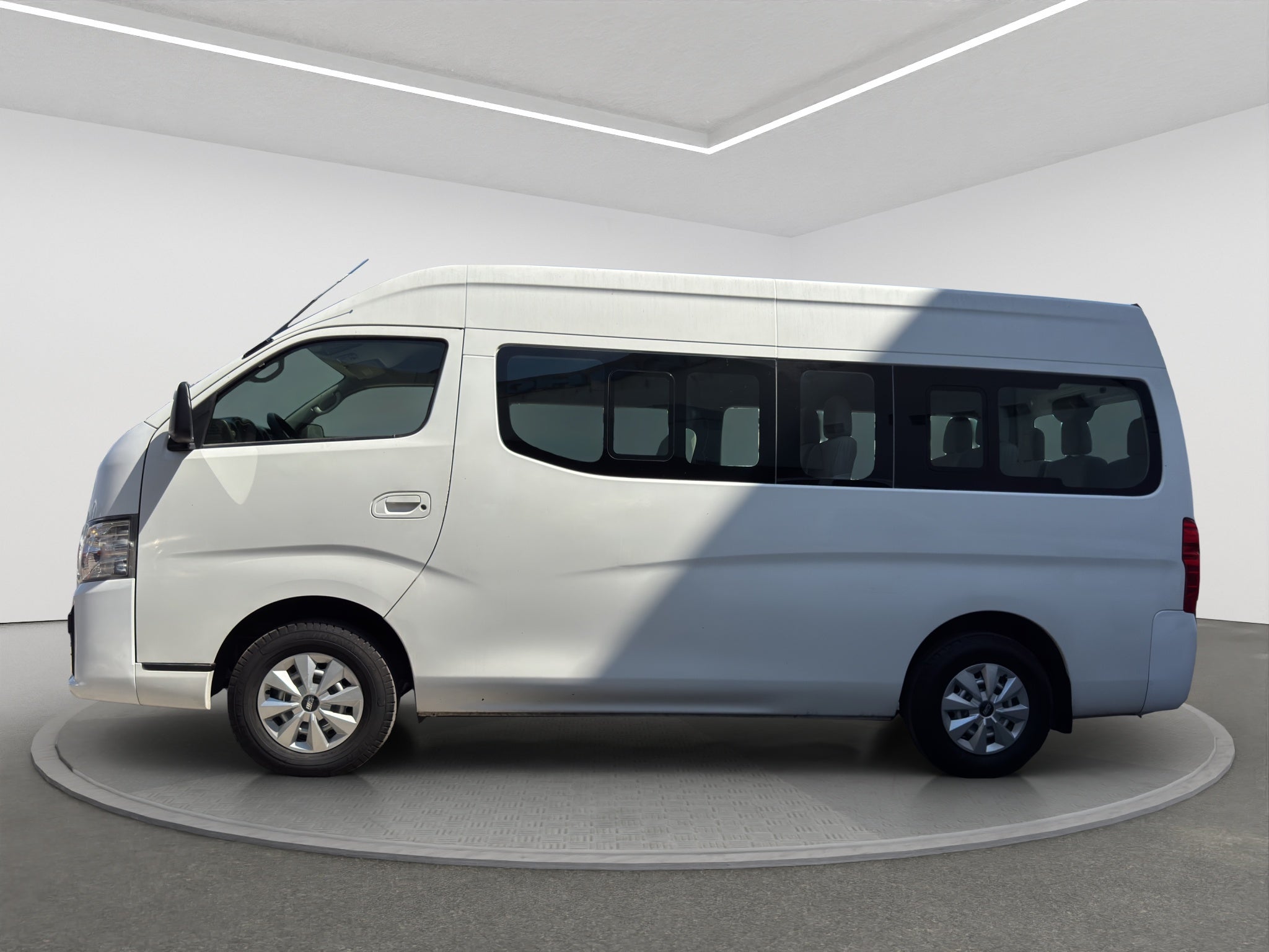 2022 Nissan URVAN 4 PTS AMPLIA TM5 AAC DESEM TRAS 15 PAS