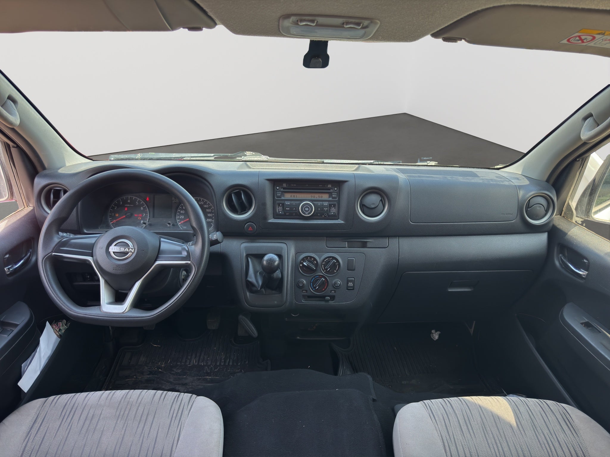 2022 Nissan URVAN 4 PTS AMPLIA TM5 AAC DESEM TRAS 15 PAS