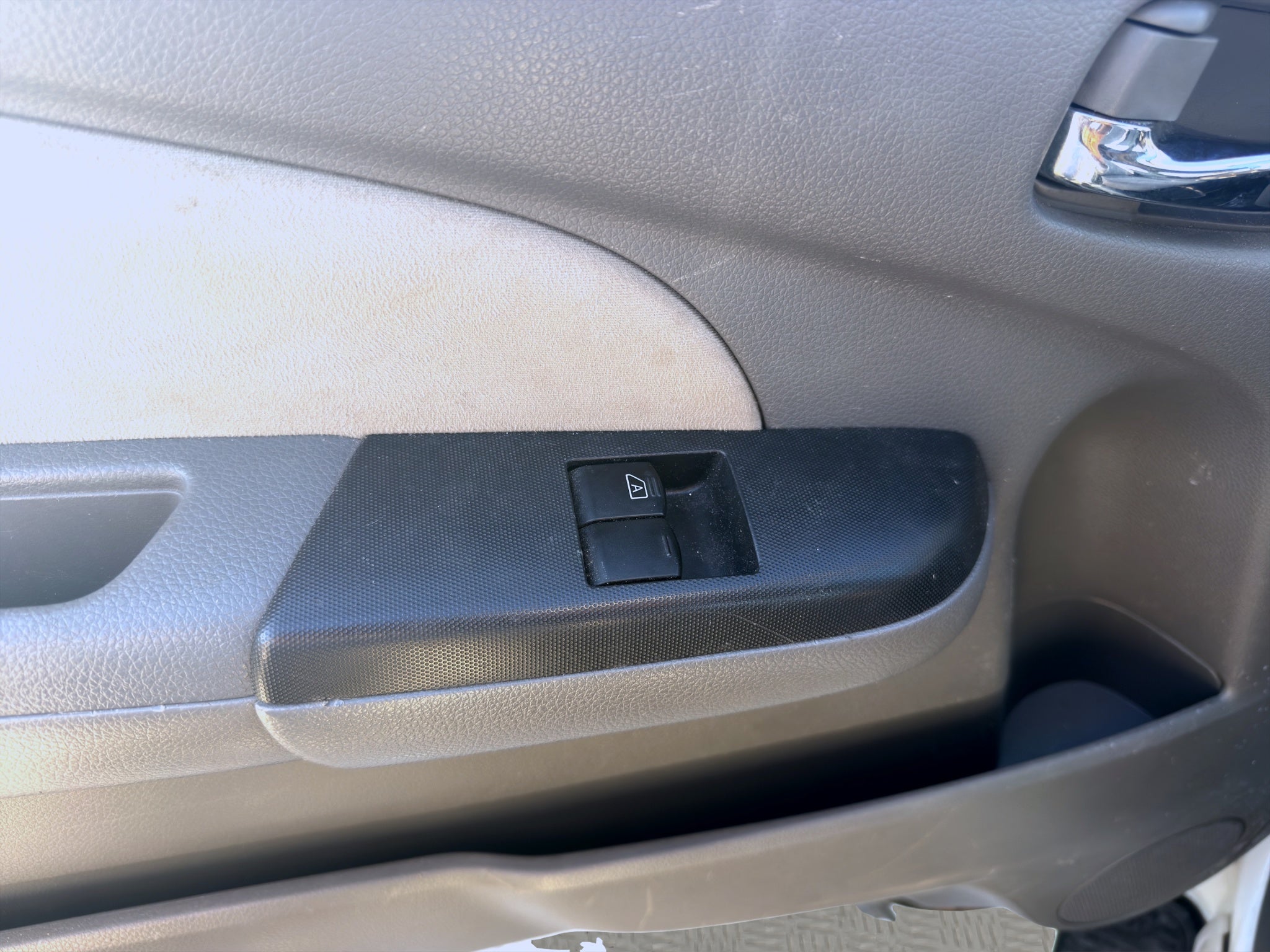 2021 Nissan URVAN 4 PTS AMPLIA TM5 AAC DESEM TRAS 15 PAS