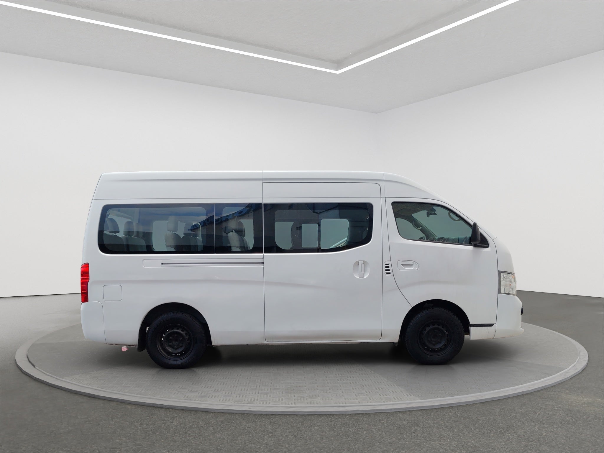 2021 Nissan URVAN 4 PTS AMPLIA TM5 AAC DESEM TRAS 15 PAS