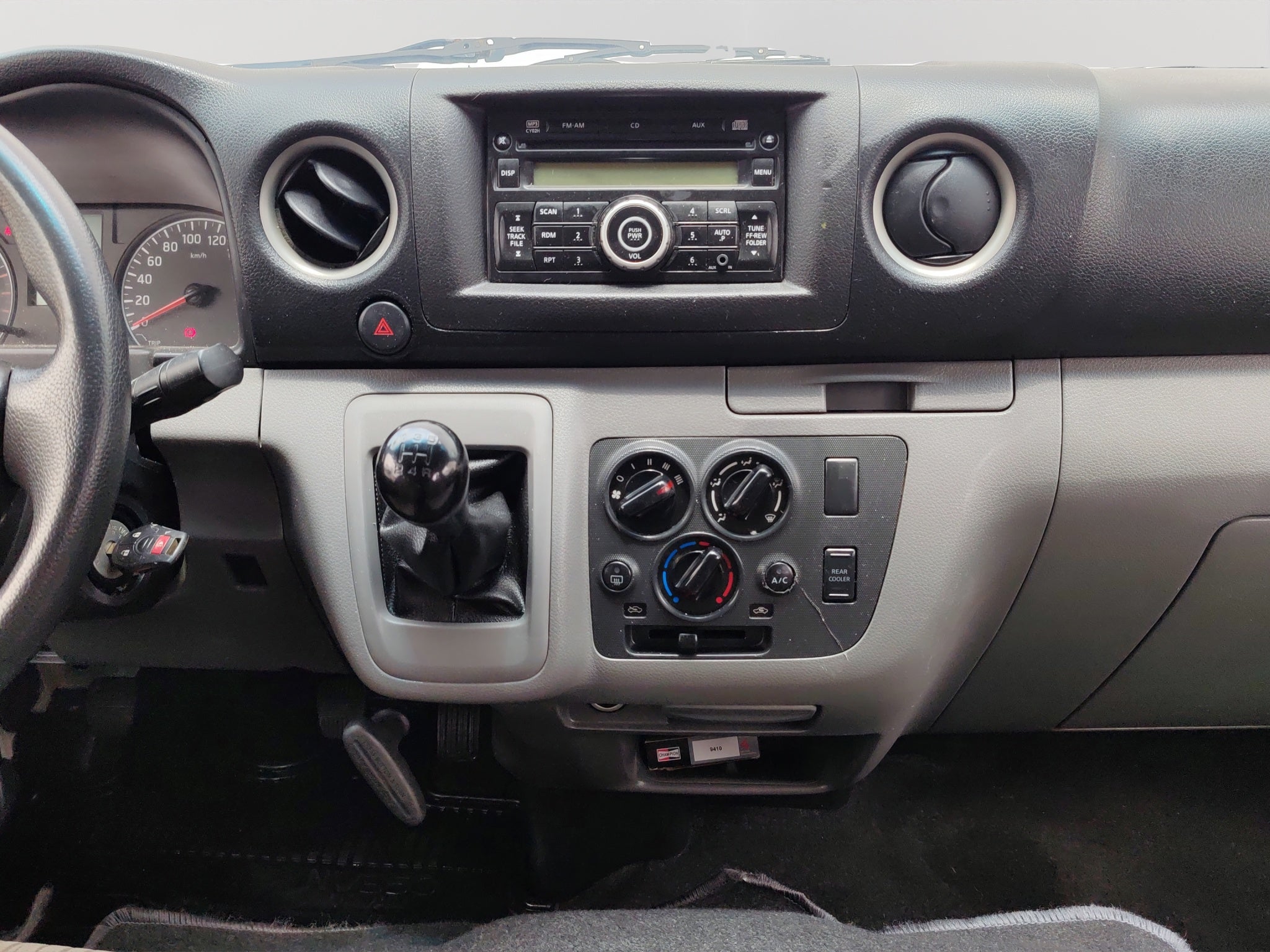 2021 Nissan URVAN 4 PTS AMPLIA TM5 AAC DESEM TRAS 15 PAS