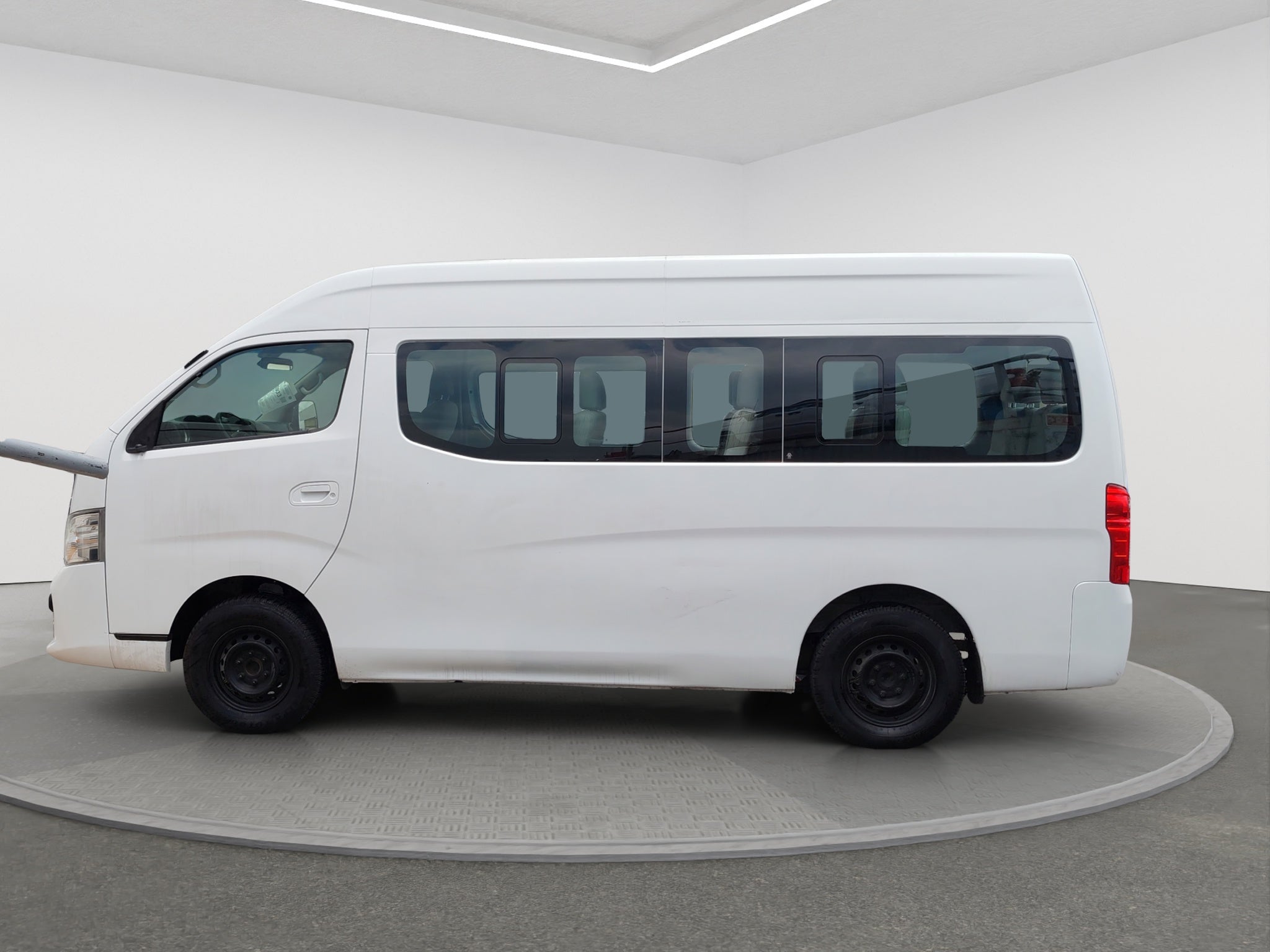 2021 Nissan URVAN 4 PTS AMPLIA TM5 AAC DESEM TRAS 15 PAS
