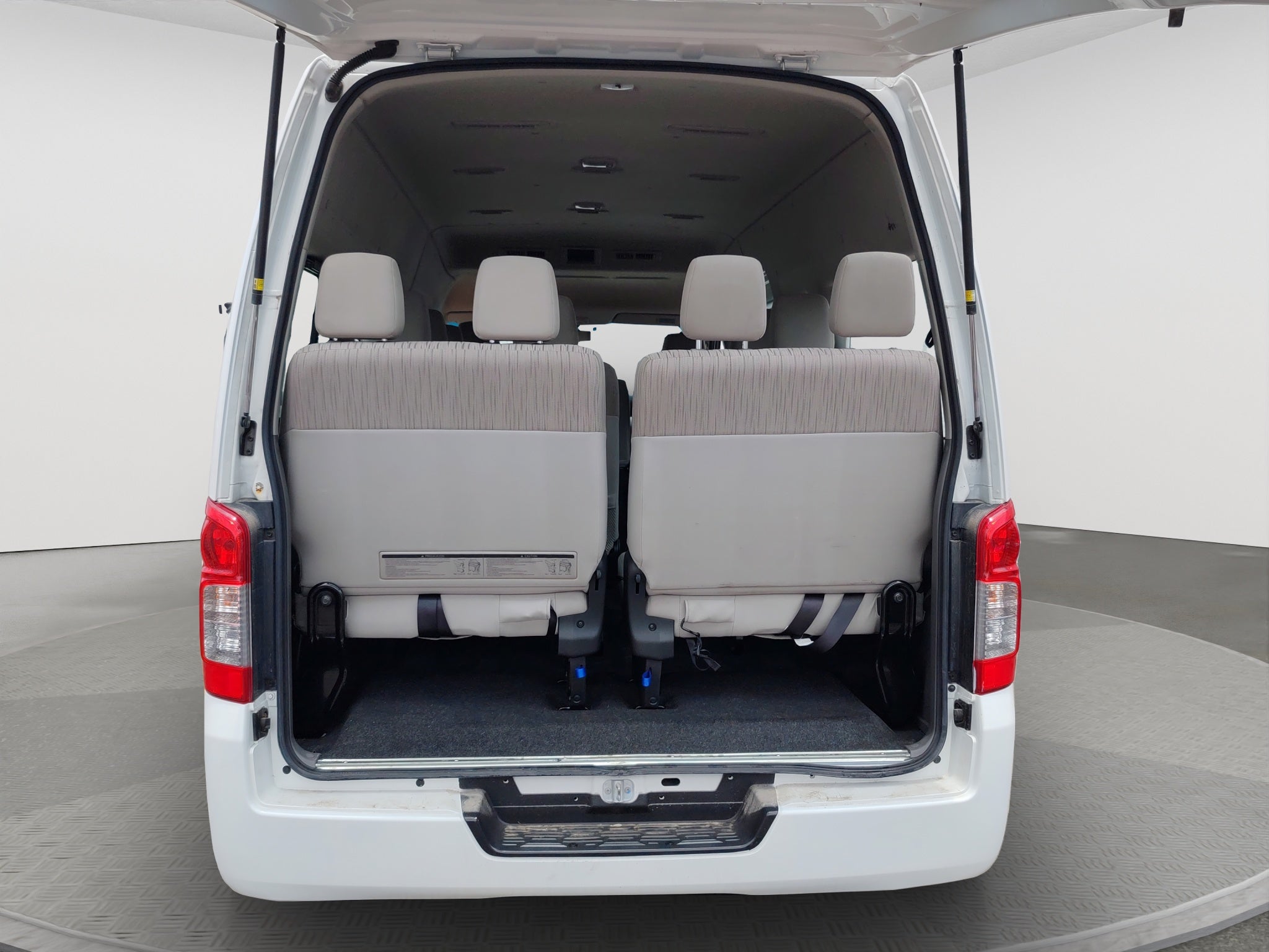 2021 Nissan URVAN 4 PTS AMPLIA TM5 AAC DESEM TRAS 15 PAS