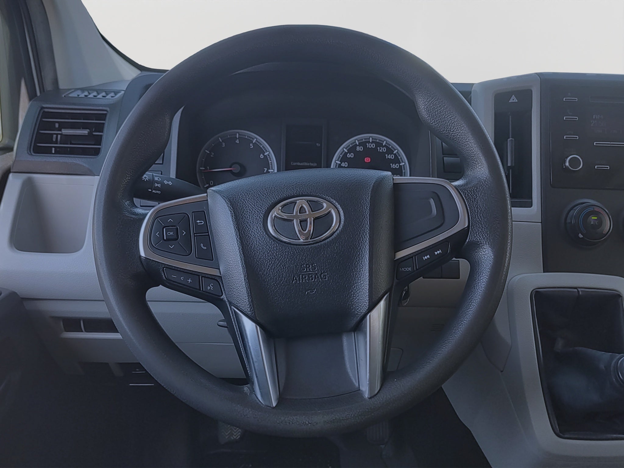 2022 Toyota HIACE 4 PTS DX SUPERLARGA TM5 CVENTANAS