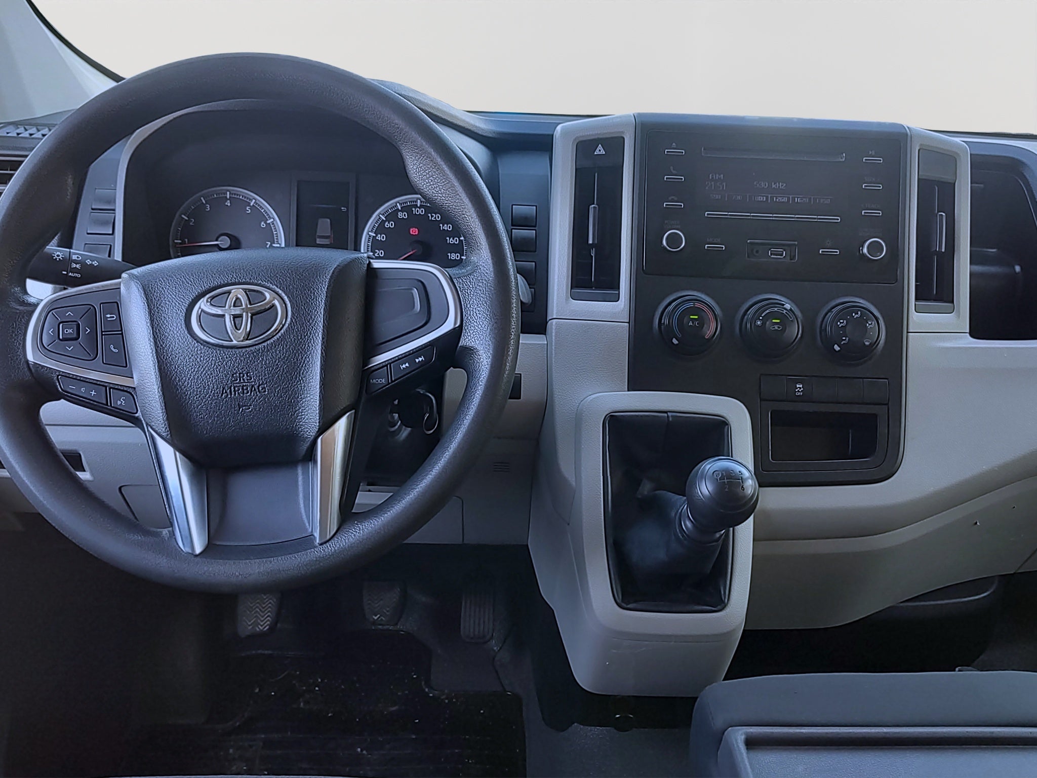 2022 Toyota HIACE 4 PTS DX SUPERLARGA TM5 CVENTANAS