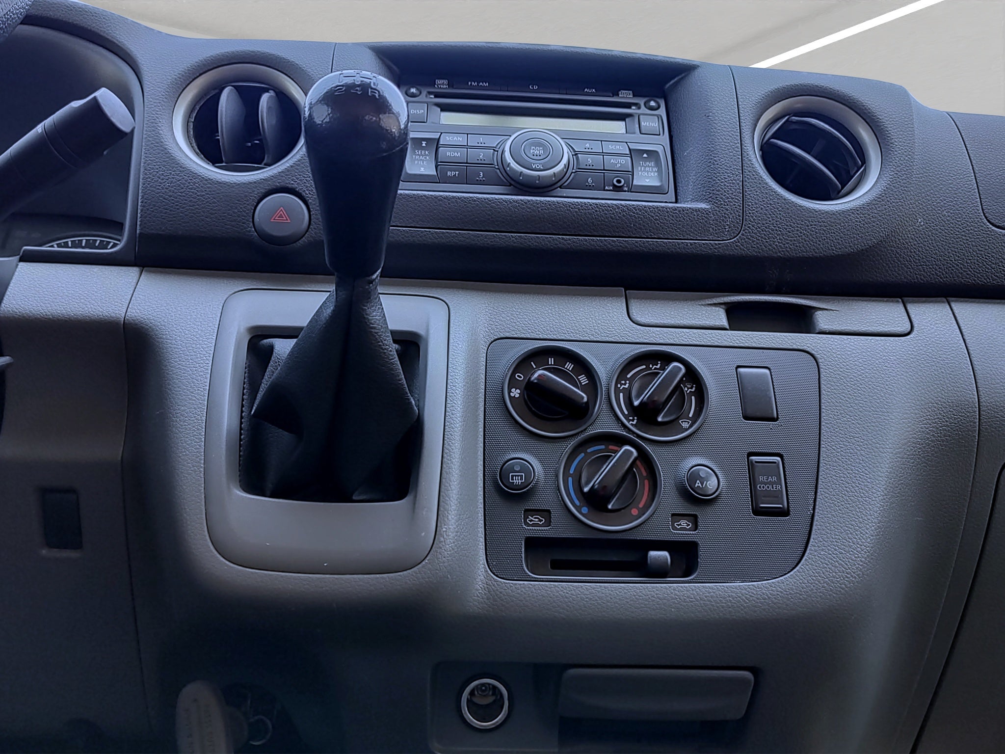 2022 Nissan URVAN 4 PTS AMPLIA TM5 AAC DESEM TRAS 15 PAS