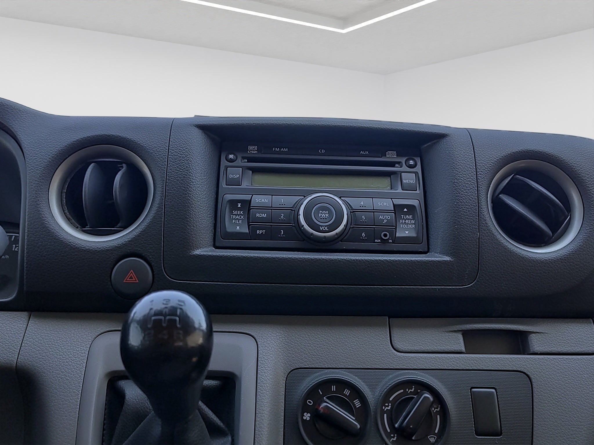 2022 Nissan URVAN 4 PTS AMPLIA TM5 AAC DESEM TRAS 15 PAS