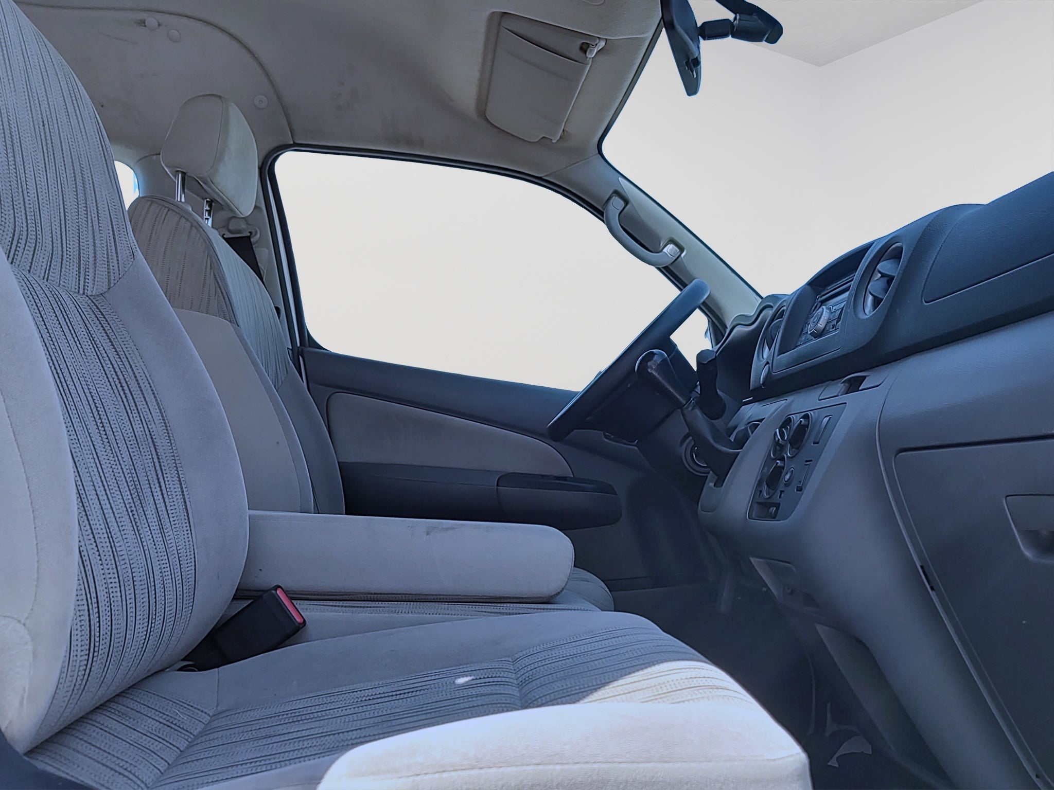 2022 Nissan URVAN 4 PTS AMPLIA TM5 AAC DESEM TRAS 15 PAS