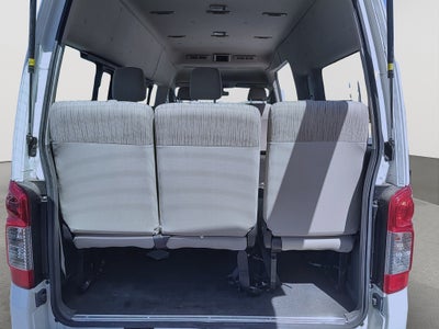 2022 Nissan URVAN 4 PTS AMPLIA TM5 AAC DESEM TRAS 15 PAS