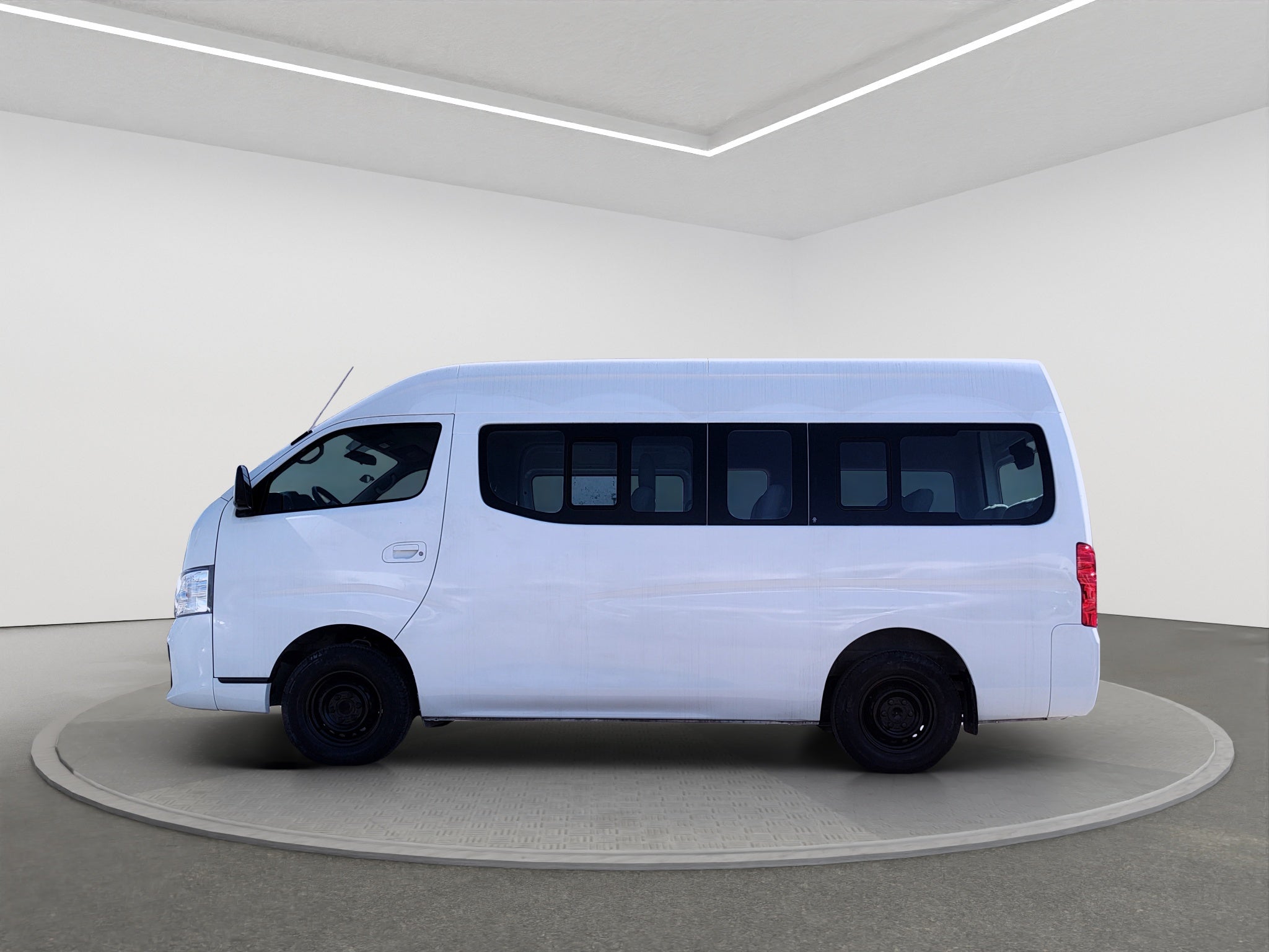 2022 Nissan URVAN 4 PTS AMPLIA TM5 AAC DESEM TRAS 15 PAS