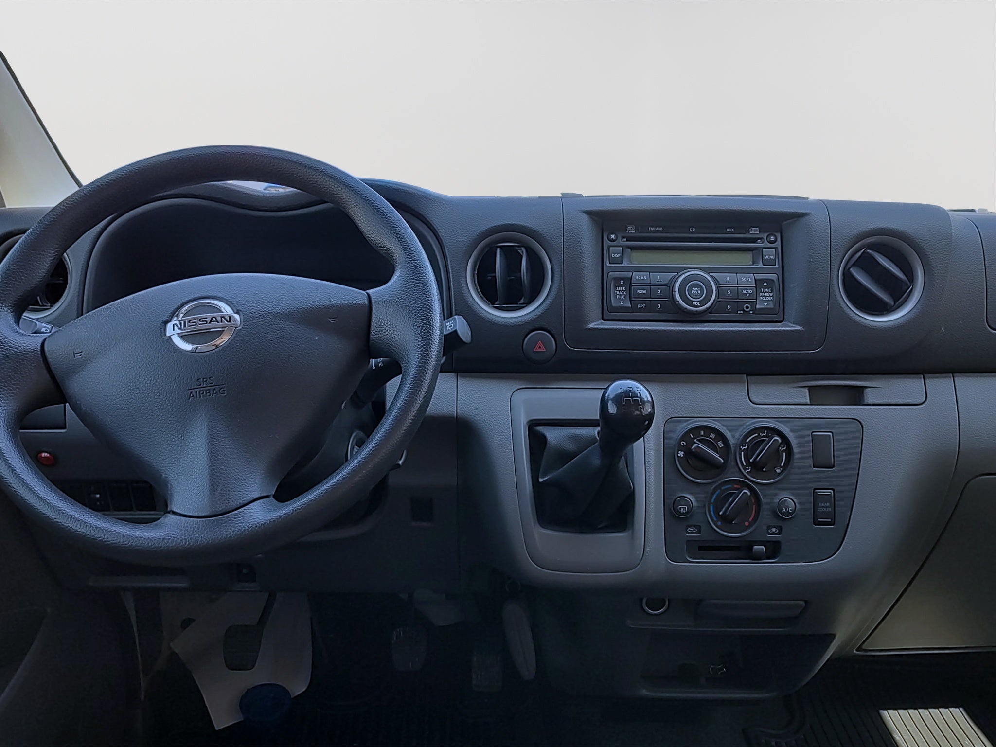 2022 Nissan URVAN 4 PTS AMPLIA TM5 AAC DESEM TRAS 15 PAS