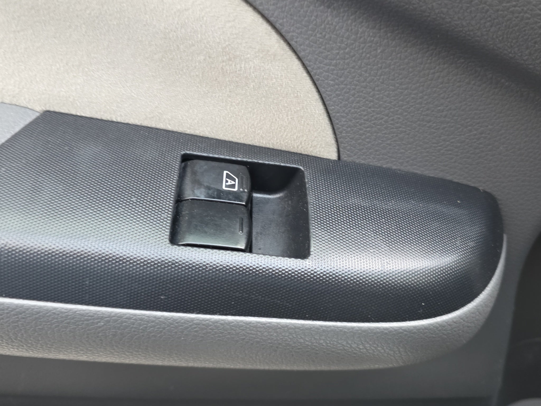 2020 Nissan URVAN 4 PTS AMPLIA TD TM5 AAC DESEM TRAS 15 PAS