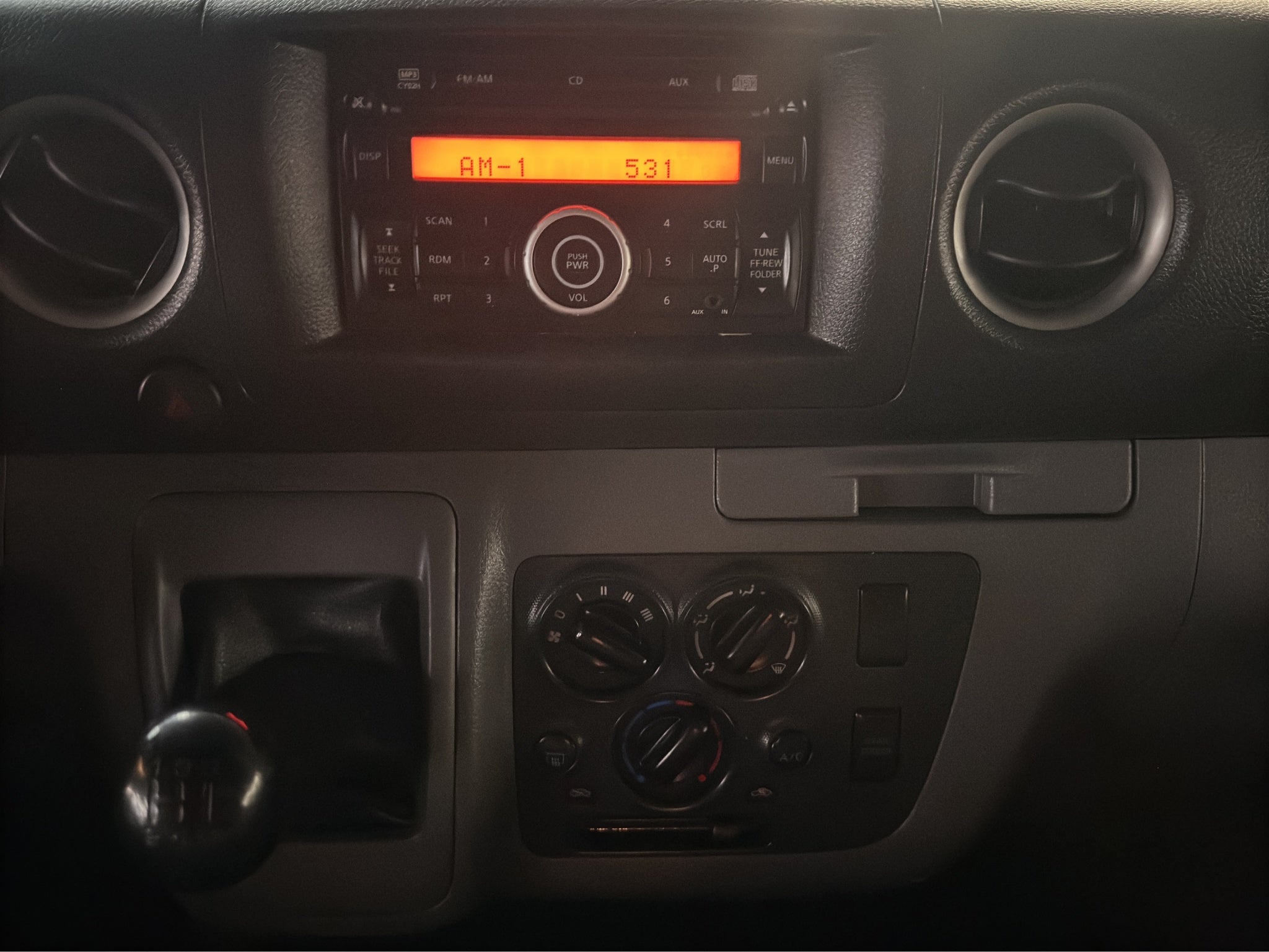 2022 Nissan URVAN 4 PTS AMPLIA TM5 AAC DESEM TRAS 15 PAS