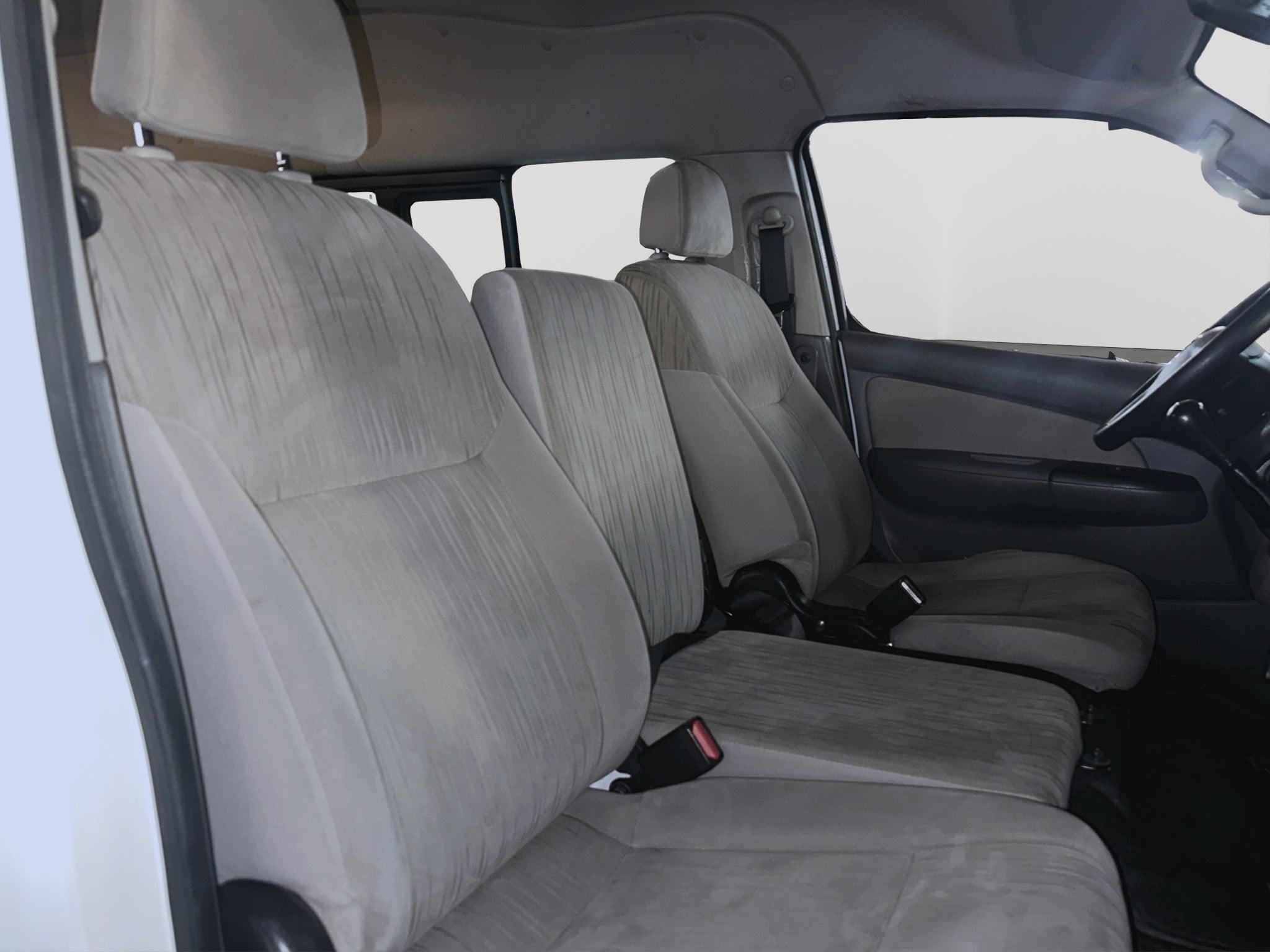 2022 Nissan URVAN 4 PTS AMPLIA TM5 AAC DESEM TRAS 15 PAS