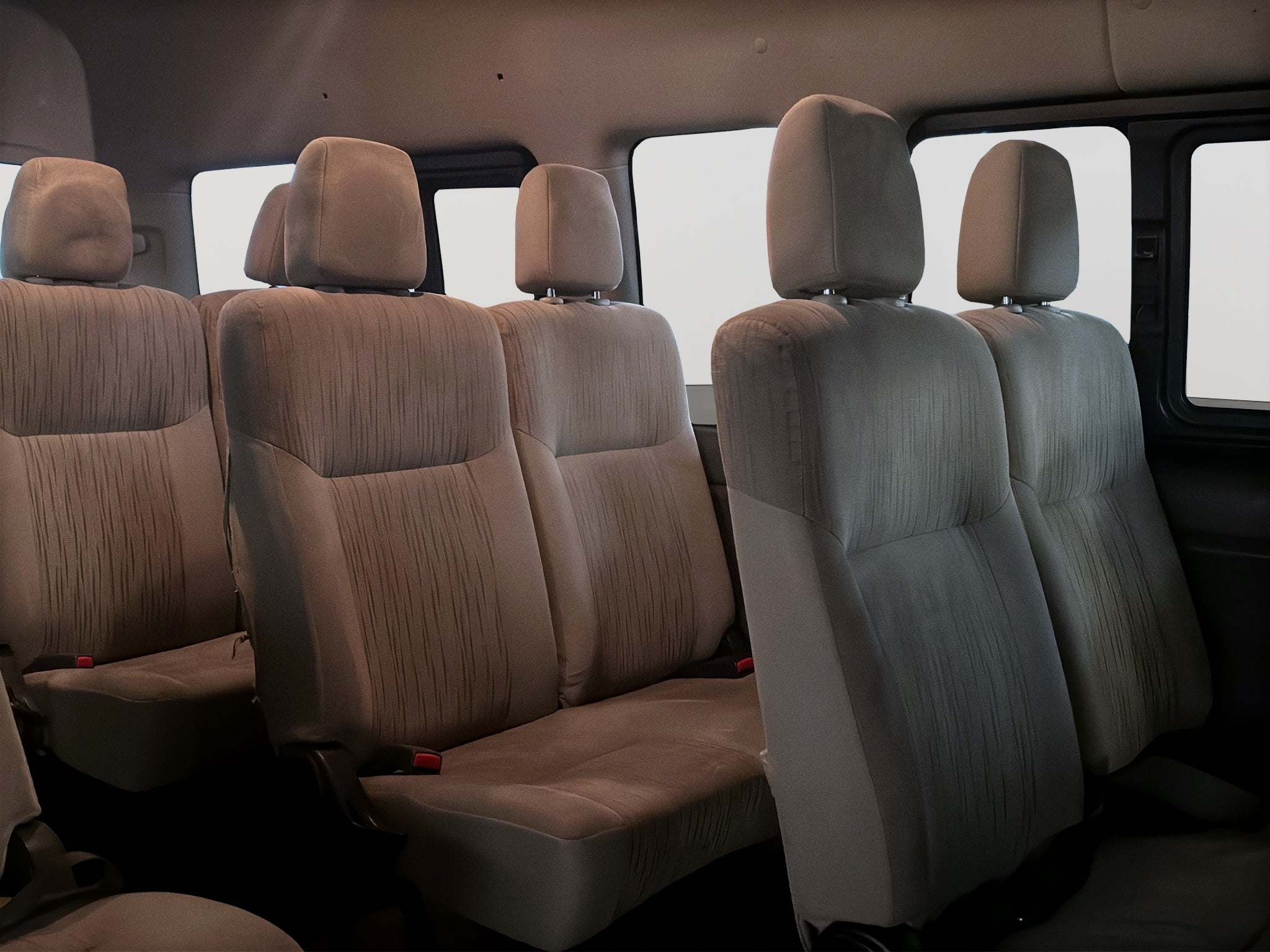 2022 Nissan URVAN 4 PTS AMPLIA TM5 AAC DESEM TRAS 15 PAS