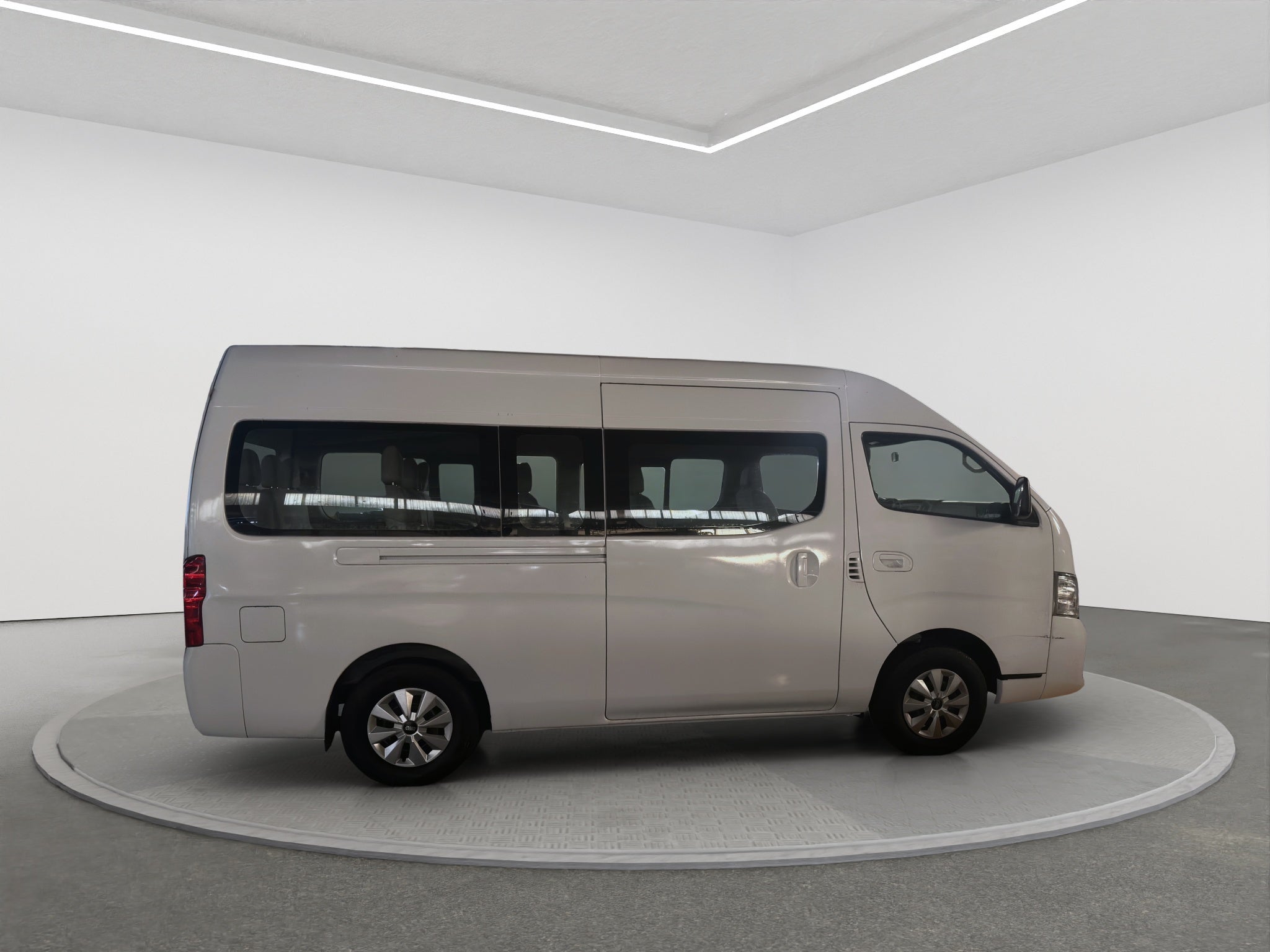 2022 Nissan URVAN 4 PTS AMPLIA TM5 AAC DESEM TRAS 15 PAS