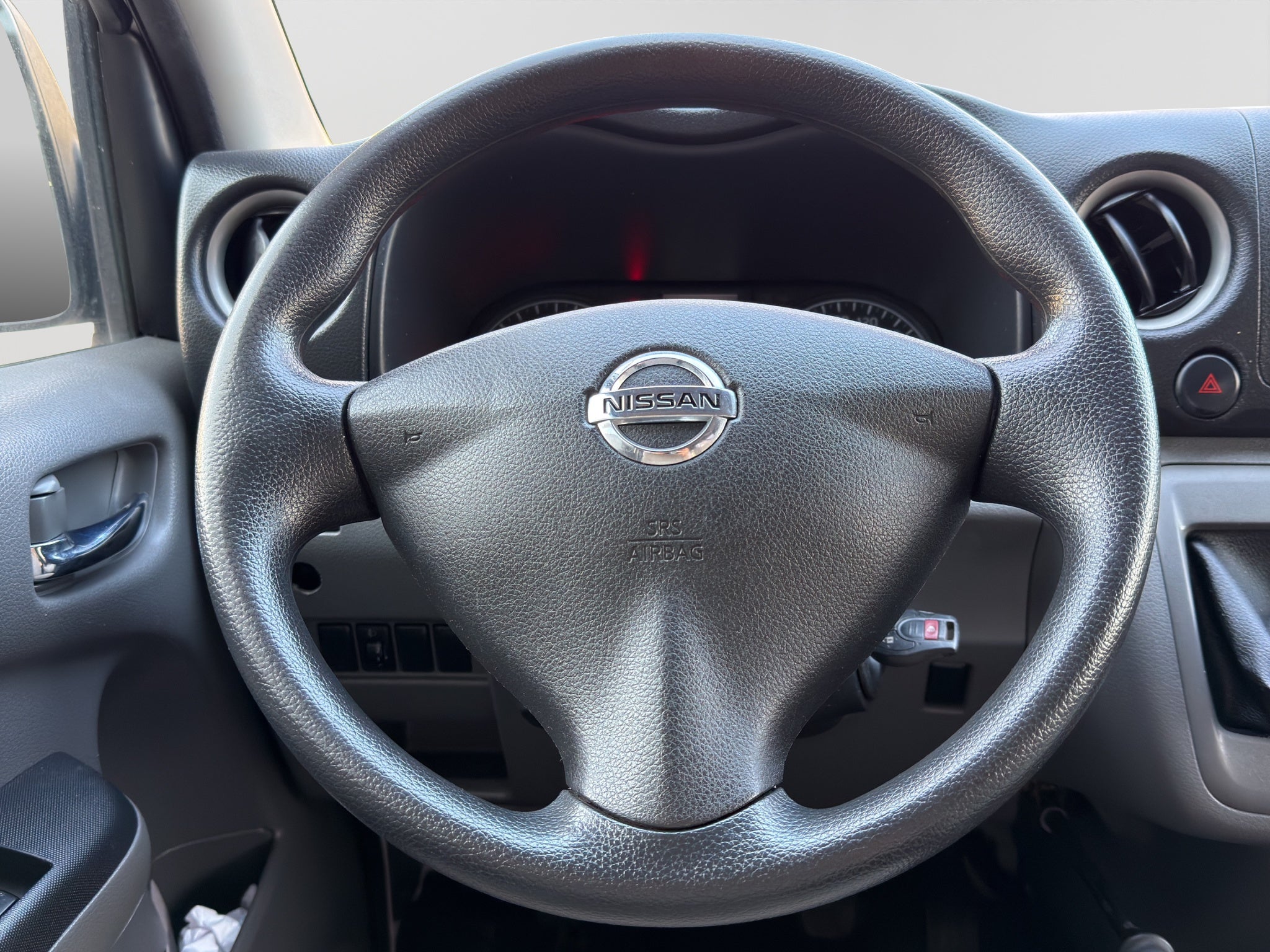 2022 Nissan URVAN 4 PTS AMPLIA TM5 AAC DESEM TRAS 15 PAS