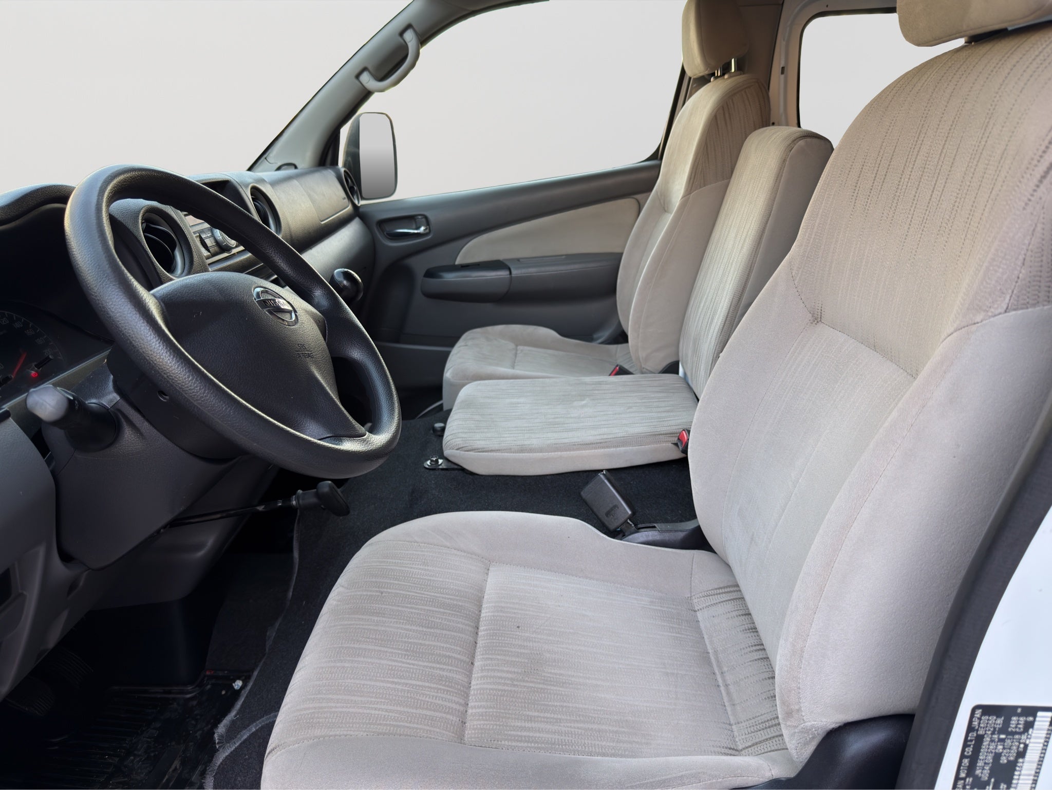 2022 Nissan URVAN 4 PTS AMPLIA TM5 AAC DESEM TRAS 15 PAS