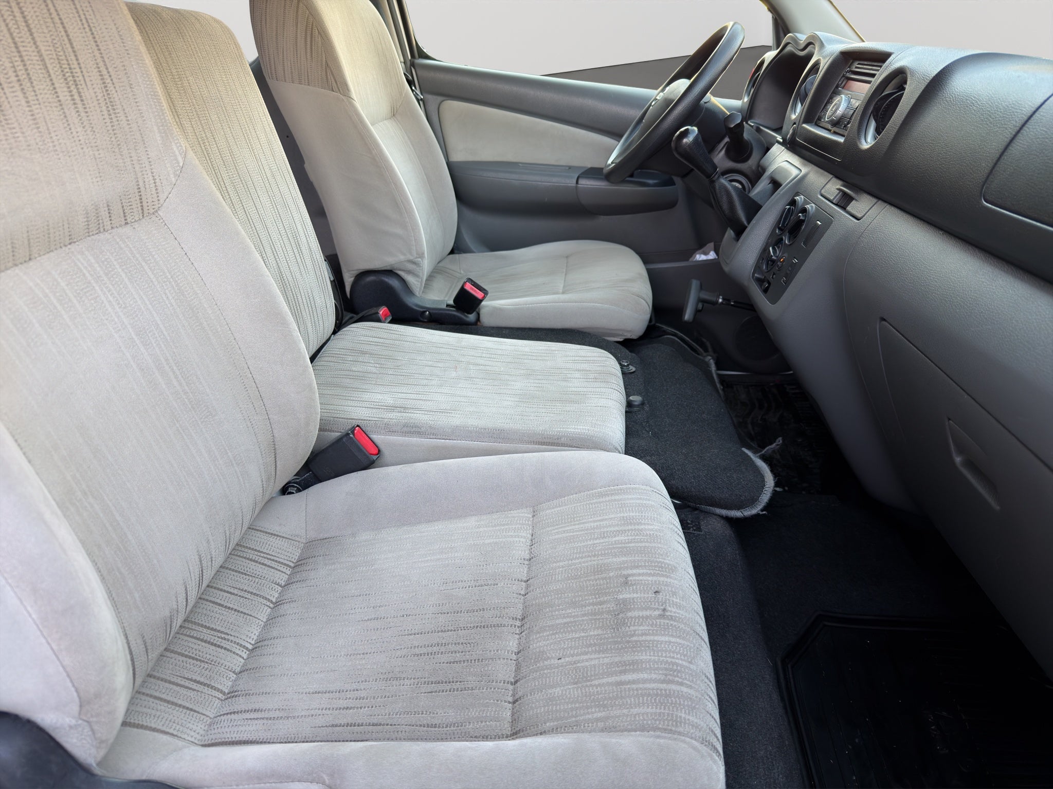 2022 Nissan URVAN 4 PTS AMPLIA TM5 AAC DESEM TRAS 15 PAS