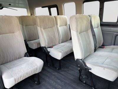 2022 Nissan URVAN 4 PTS AMPLIA TM5 AAC DESEM TRAS 15 PAS