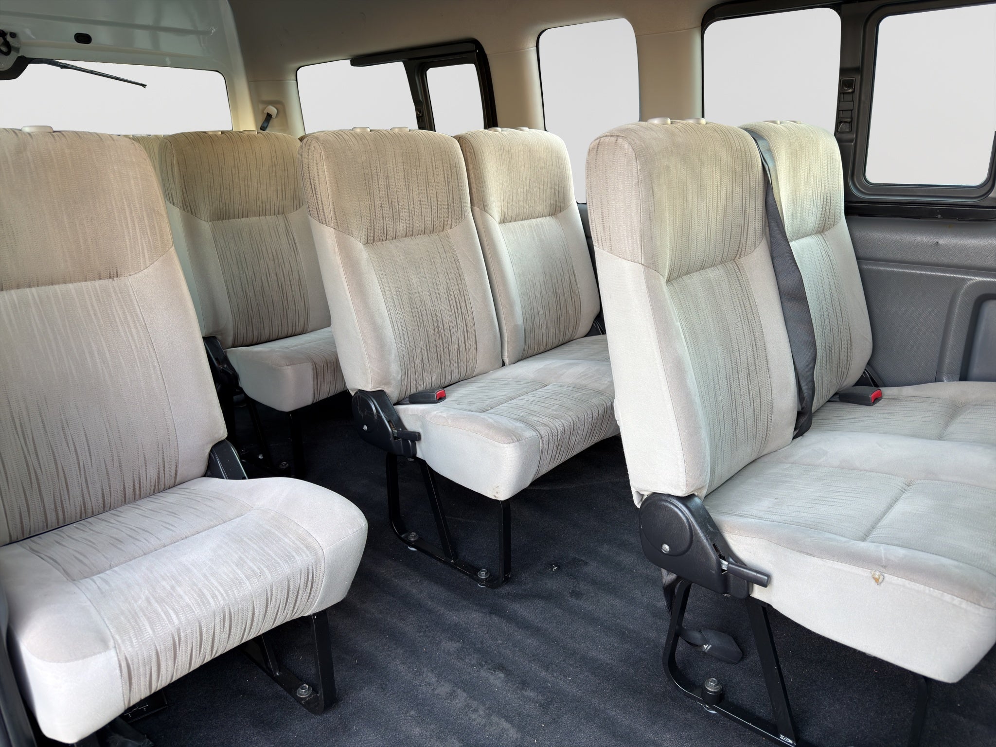 2022 Nissan URVAN 4 PTS AMPLIA TM5 AAC DESEM TRAS 15 PAS