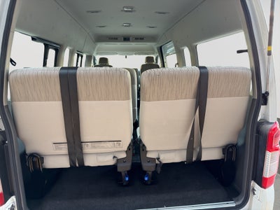 2022 Nissan URVAN 4 PTS AMPLIA TM5 AAC DESEM TRAS 15 PAS