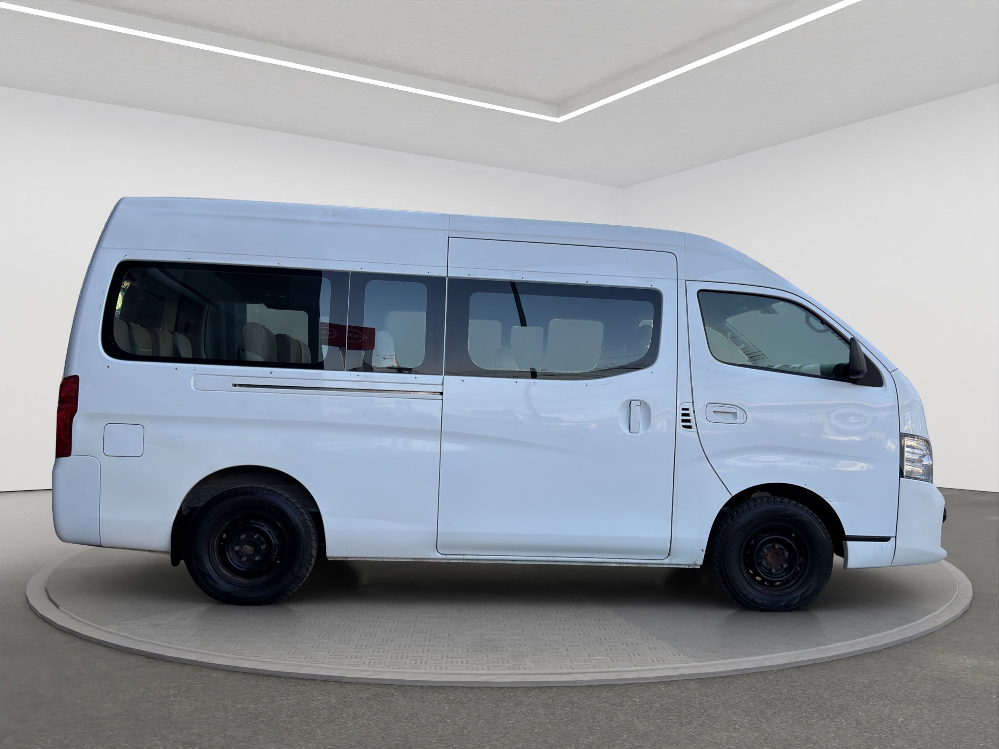 2022 Nissan URVAN 4 PTS AMPLIA TM5 AAC DESEM TRAS 15 PAS