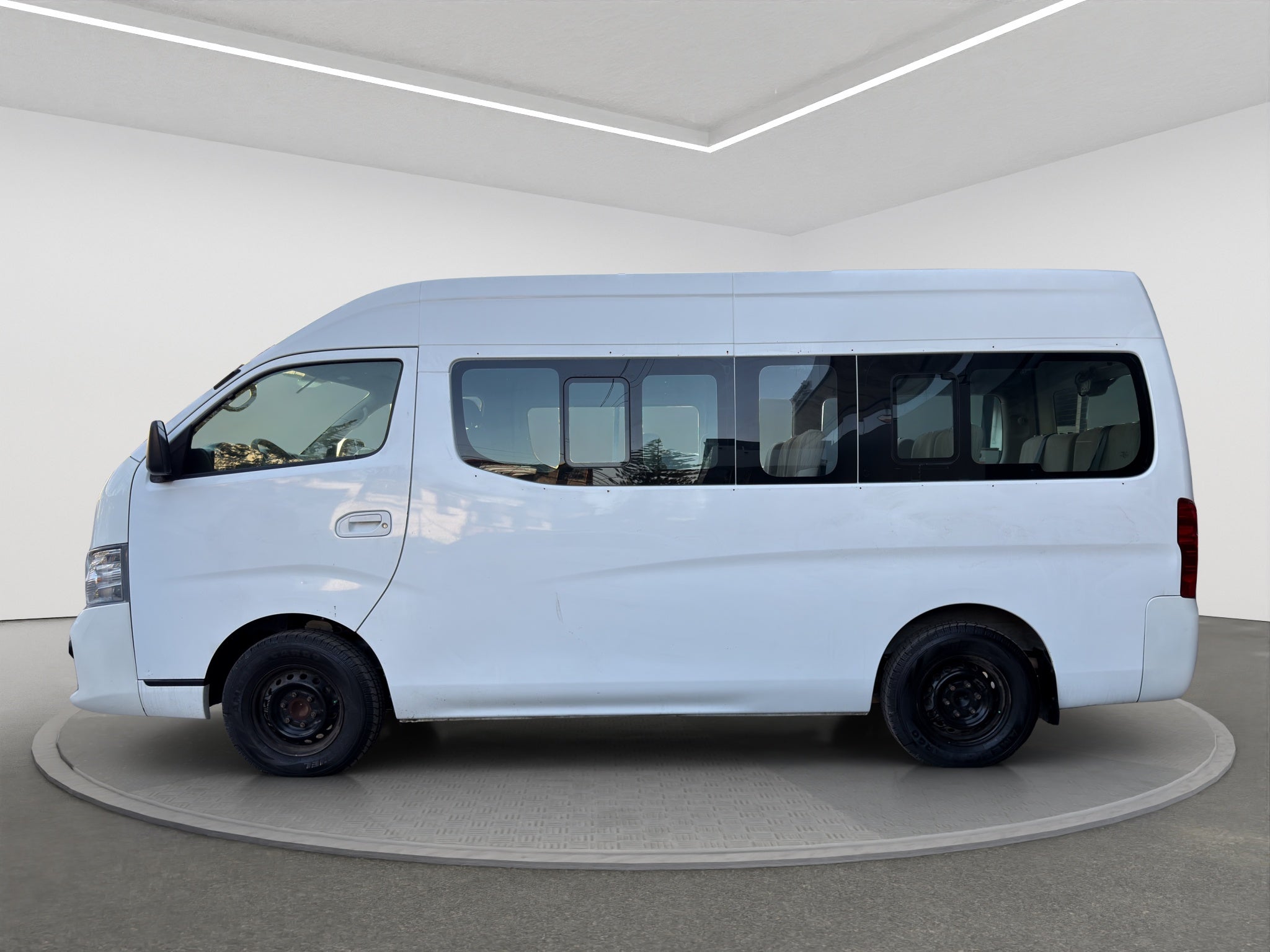 2022 Nissan URVAN 4 PTS AMPLIA TM5 AAC DESEM TRAS 15 PAS