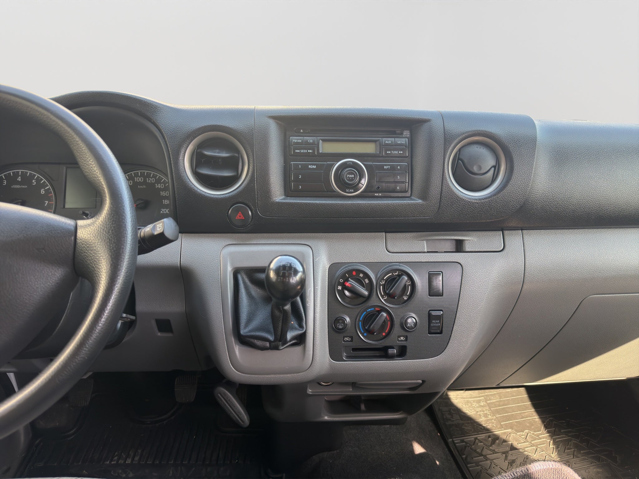 2020 Nissan URVAN 4 PTS AMPLIA TM5 AAC DESEM TRAS 15 PAS