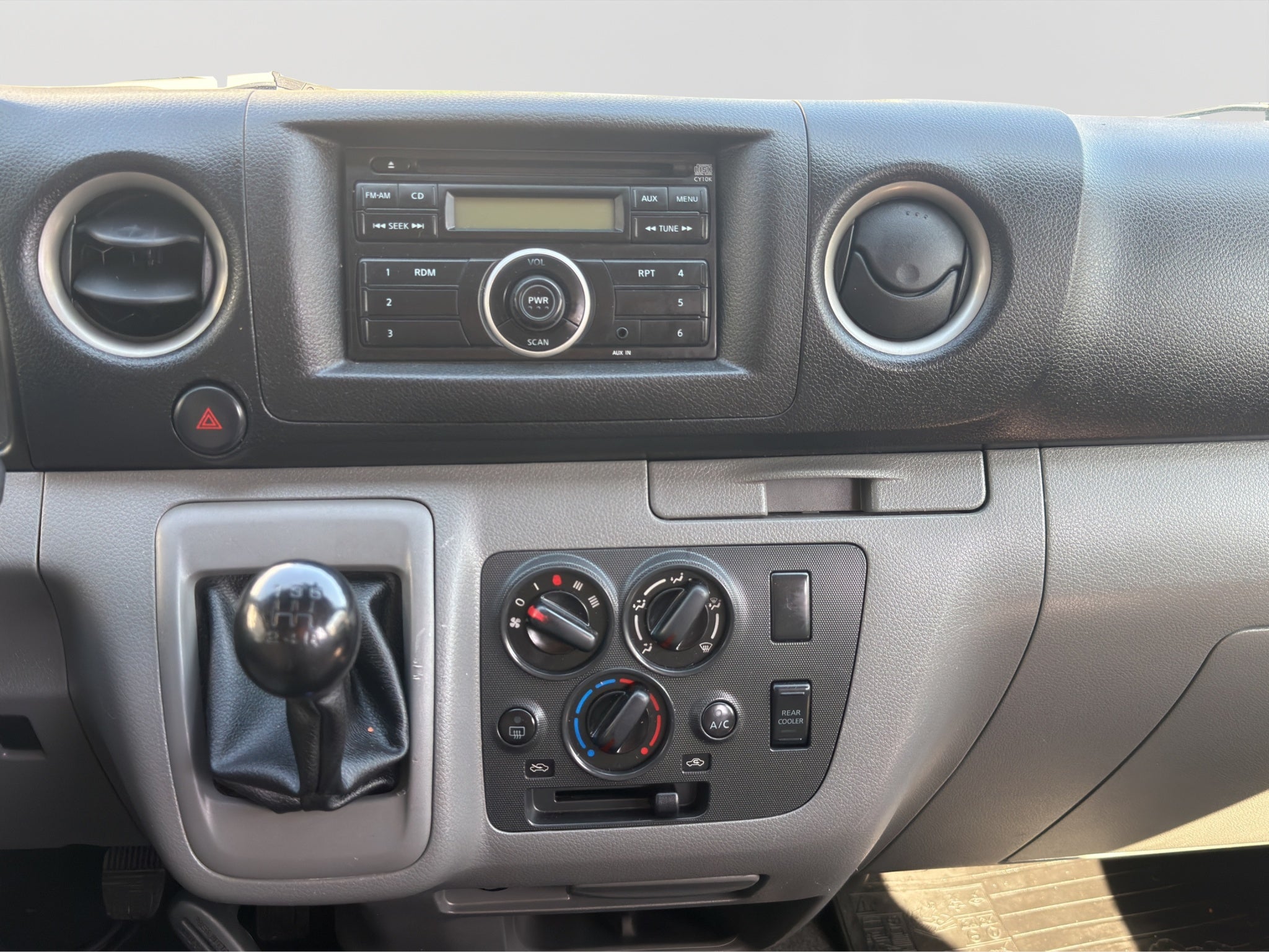 2020 Nissan URVAN 4 PTS AMPLIA TM5 AAC DESEM TRAS 15 PAS