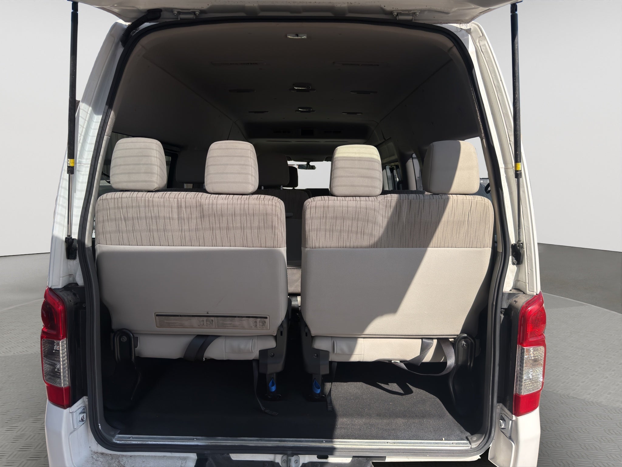 2020 Nissan URVAN 4 PTS AMPLIA TM5 AAC DESEM TRAS 15 PAS