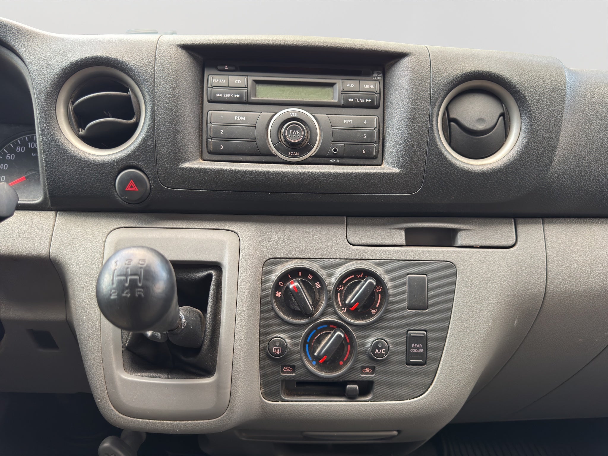 2020 Nissan URVAN 4 PTS AMPLIA TM5 AAC DESEM TRAS 15 PAS