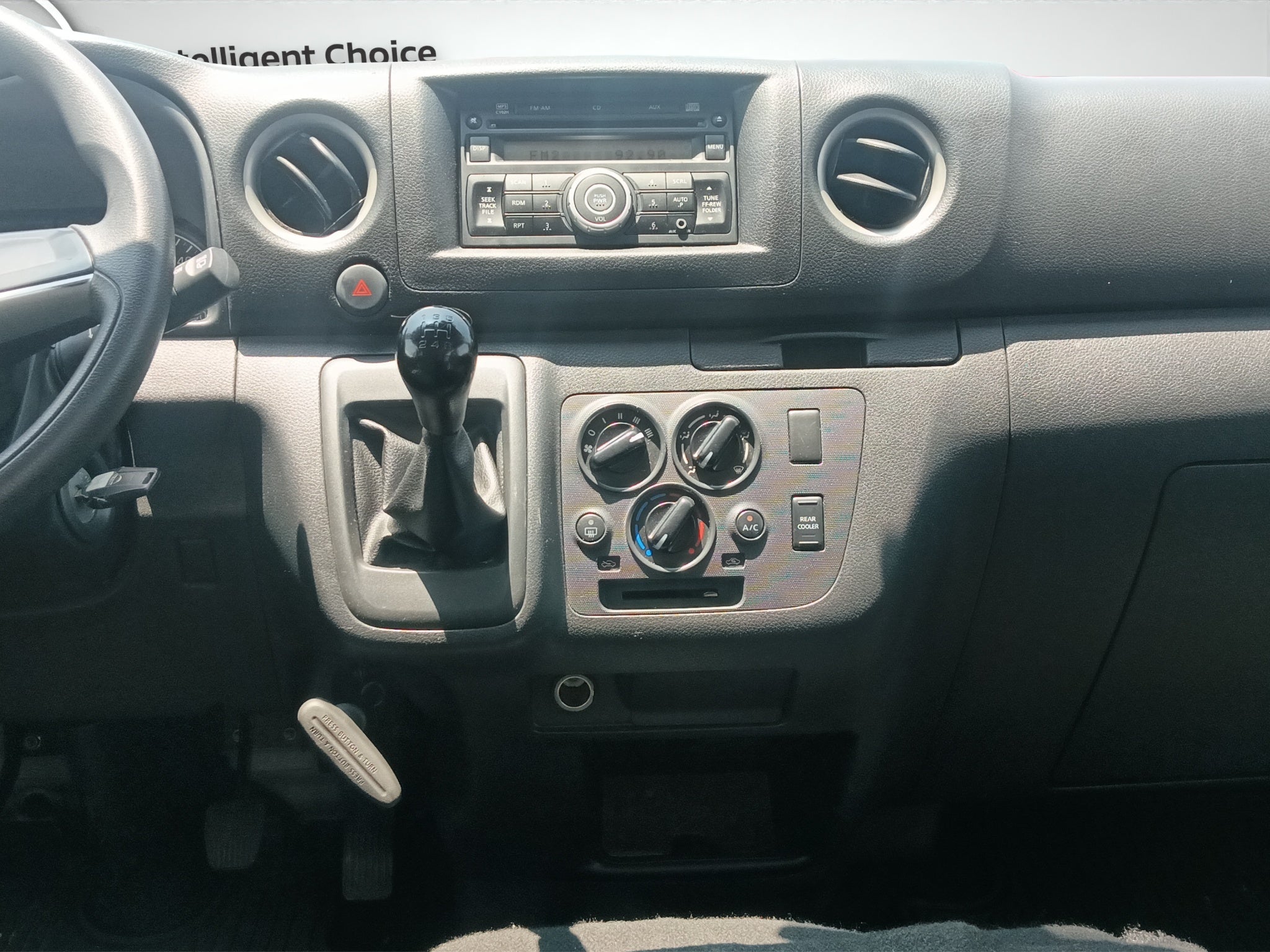 2023 Nissan URVAN 4 PTS AMPLIA TM5 AAC DESEM TRAS 14 PAS