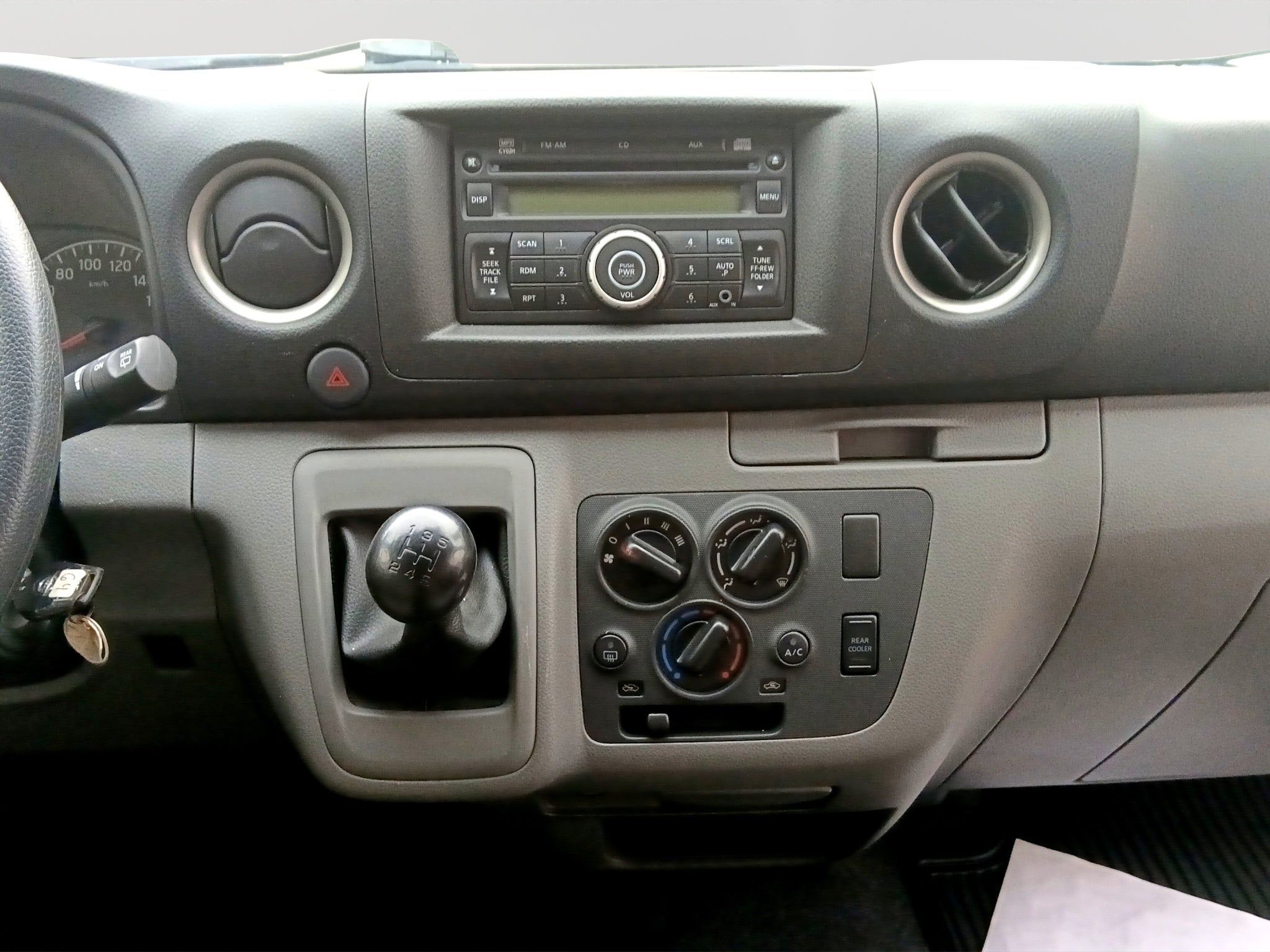 2021 Nissan URVAN 4 PTS AMPLIA TM5 AAC DESEM TRAS 15 PAS