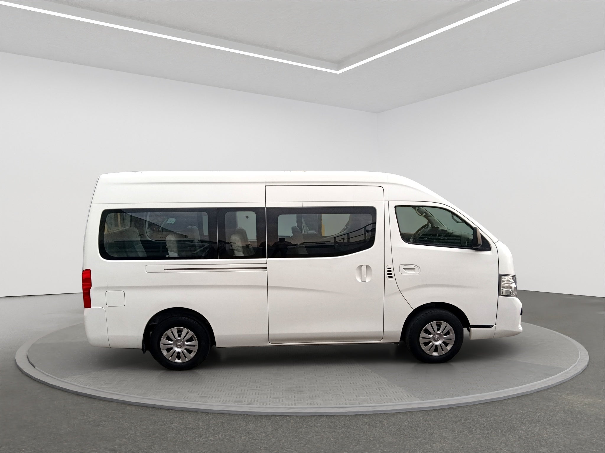 2021 Nissan URVAN 4 PTS AMPLIA TM5 AAC DESEM TRAS 15 PAS