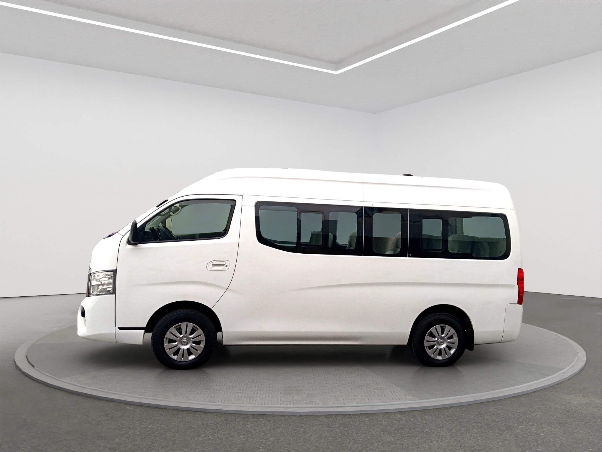 2021 Nissan URVAN 4 PTS AMPLIA TM5 AAC DESEM TRAS 15 PAS