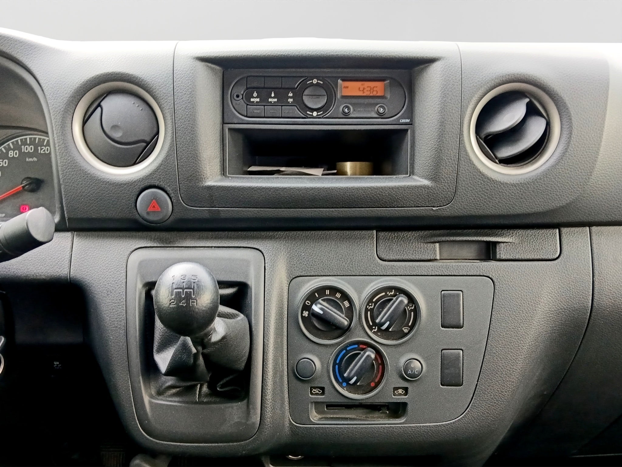 2025 Nissan URVAN 14 PAS