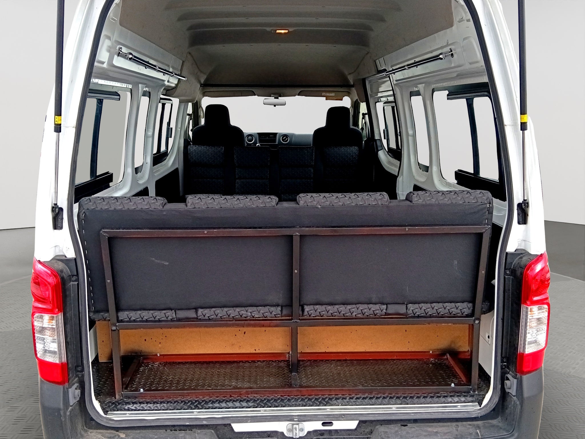 2025 Nissan URVAN 14 PAS