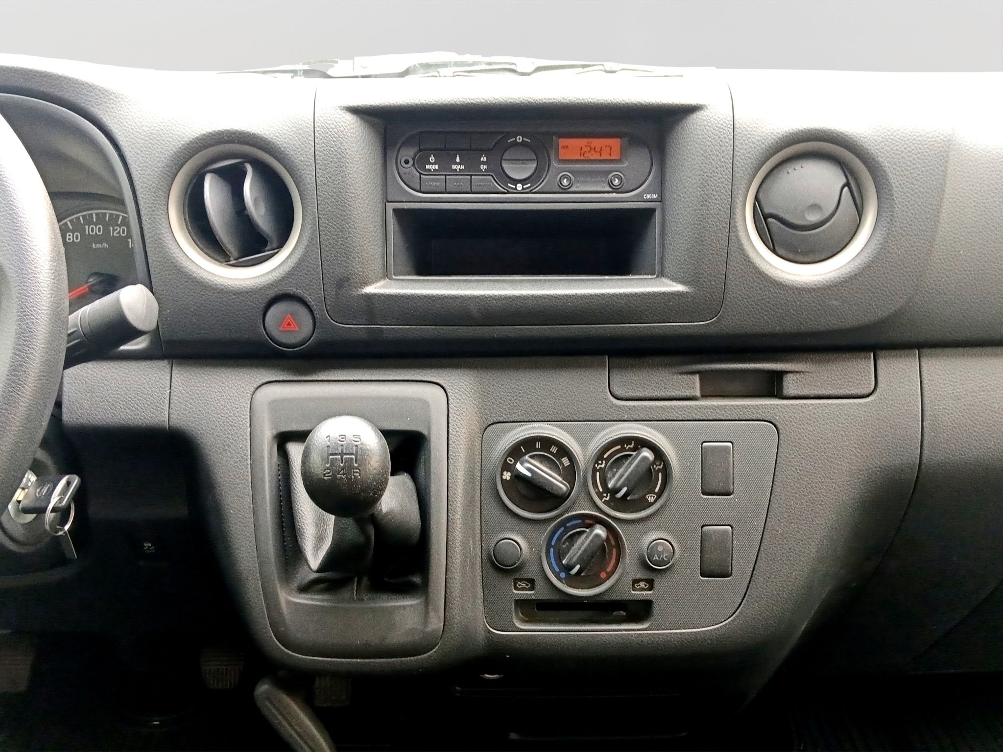 2025 Nissan URVAN 14 PAS