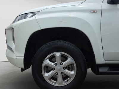 2023 Mitsubishi L200 4 PTS GLX CABINA DOBLE 24TD TM5 4X4